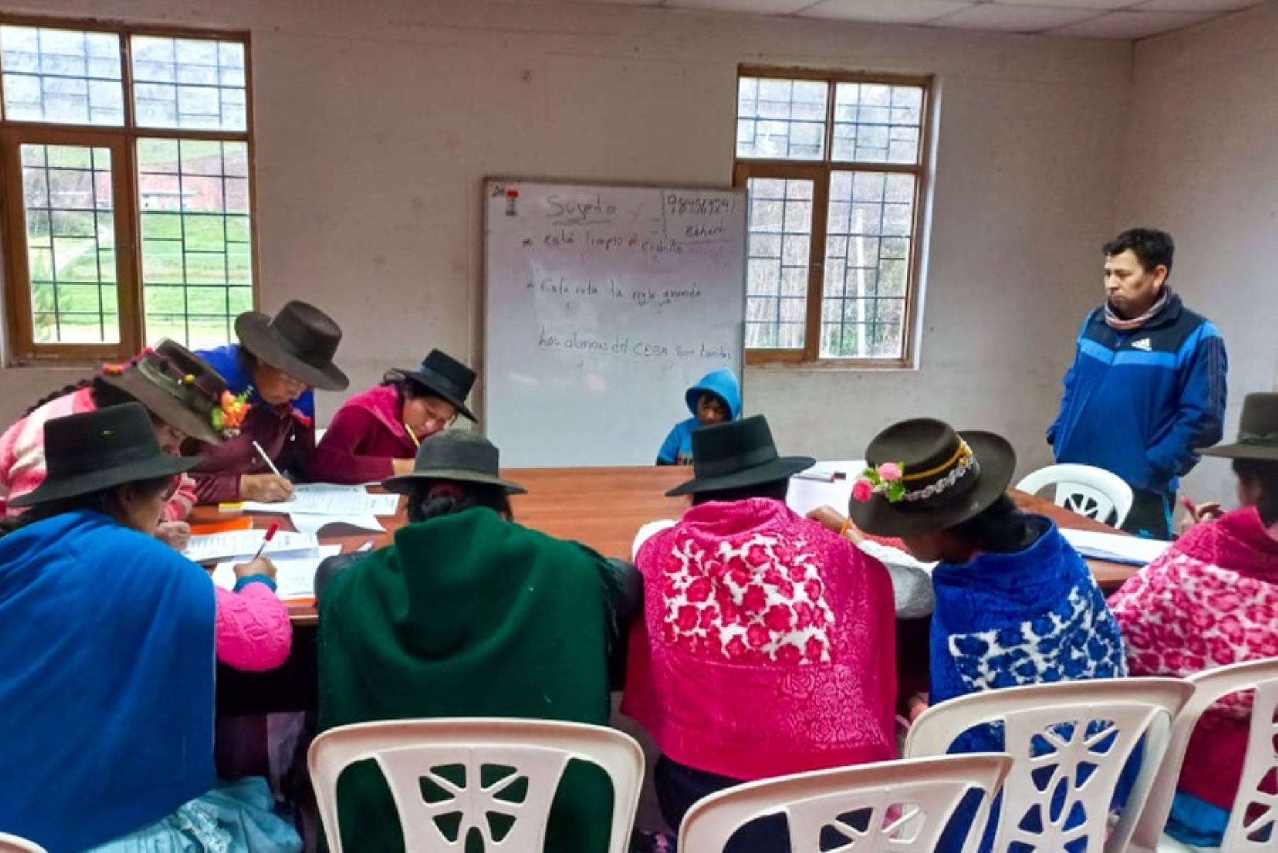 Mujeres de la localidad de Oxapata en Huancavelica estudian sin descuidar a sus hijos en el Tambo de programa PAIS