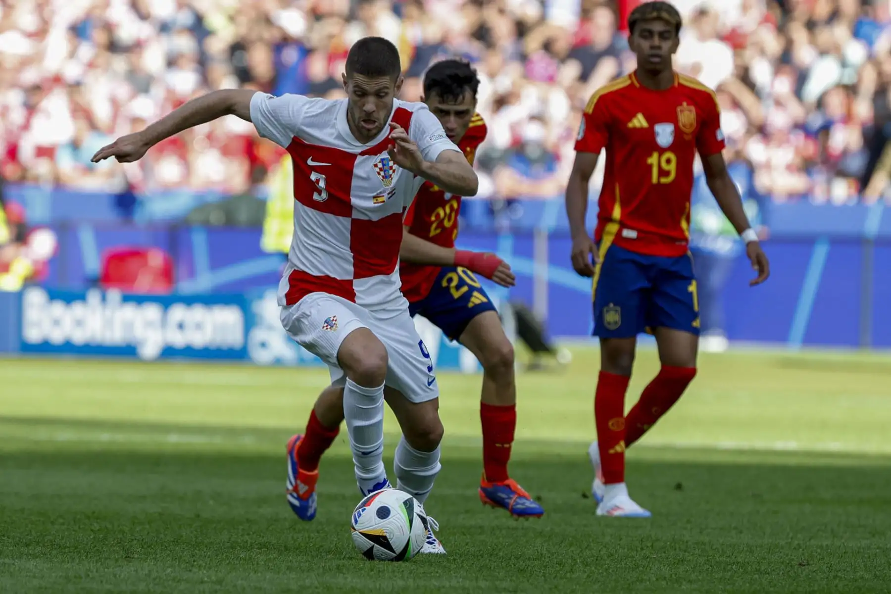 El centrocampista de la selección española Peri disputa el balón ante Andrej Kramaric, delantero de la selección croata, durante el partido del grupo B de la Eurocopa 2024 entre España y Croacia. EFE