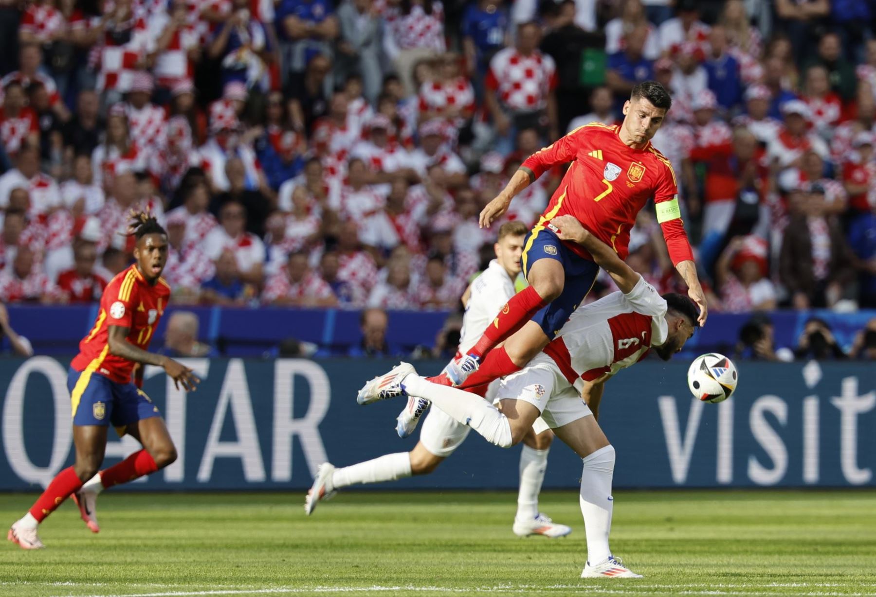 Álvaro Morata  de España en acción contra Josip Sutalo de Croacia durante el partido del grupo B de la UEFA EURO 2024 entre España y Croacia. EFE
