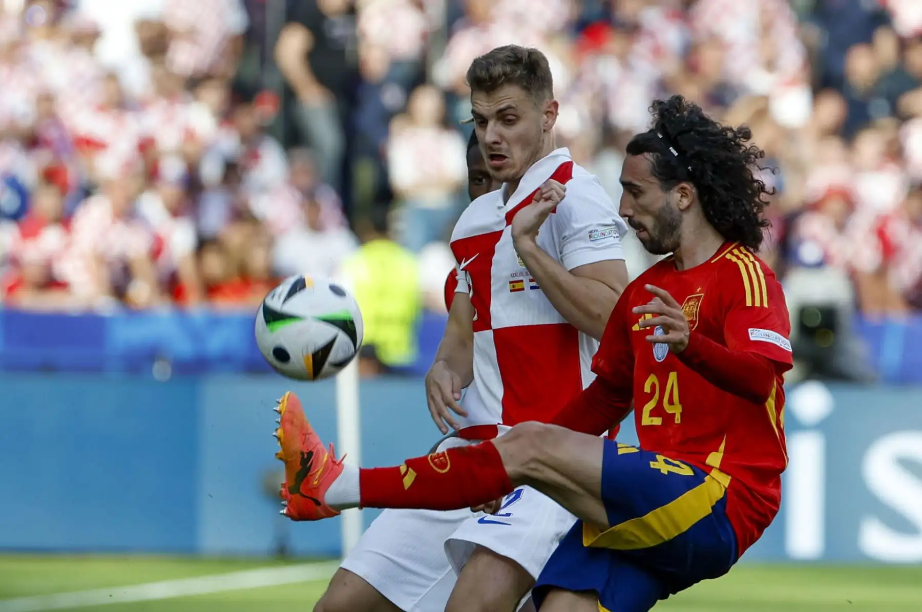 El defensa de la selección española Marc Cucurella disputa el balón ante Josip Stanisic, defensa de la selección croata, durante el partido del grupo B de la Eurocopa 2024 entre España y Croacia. EFE