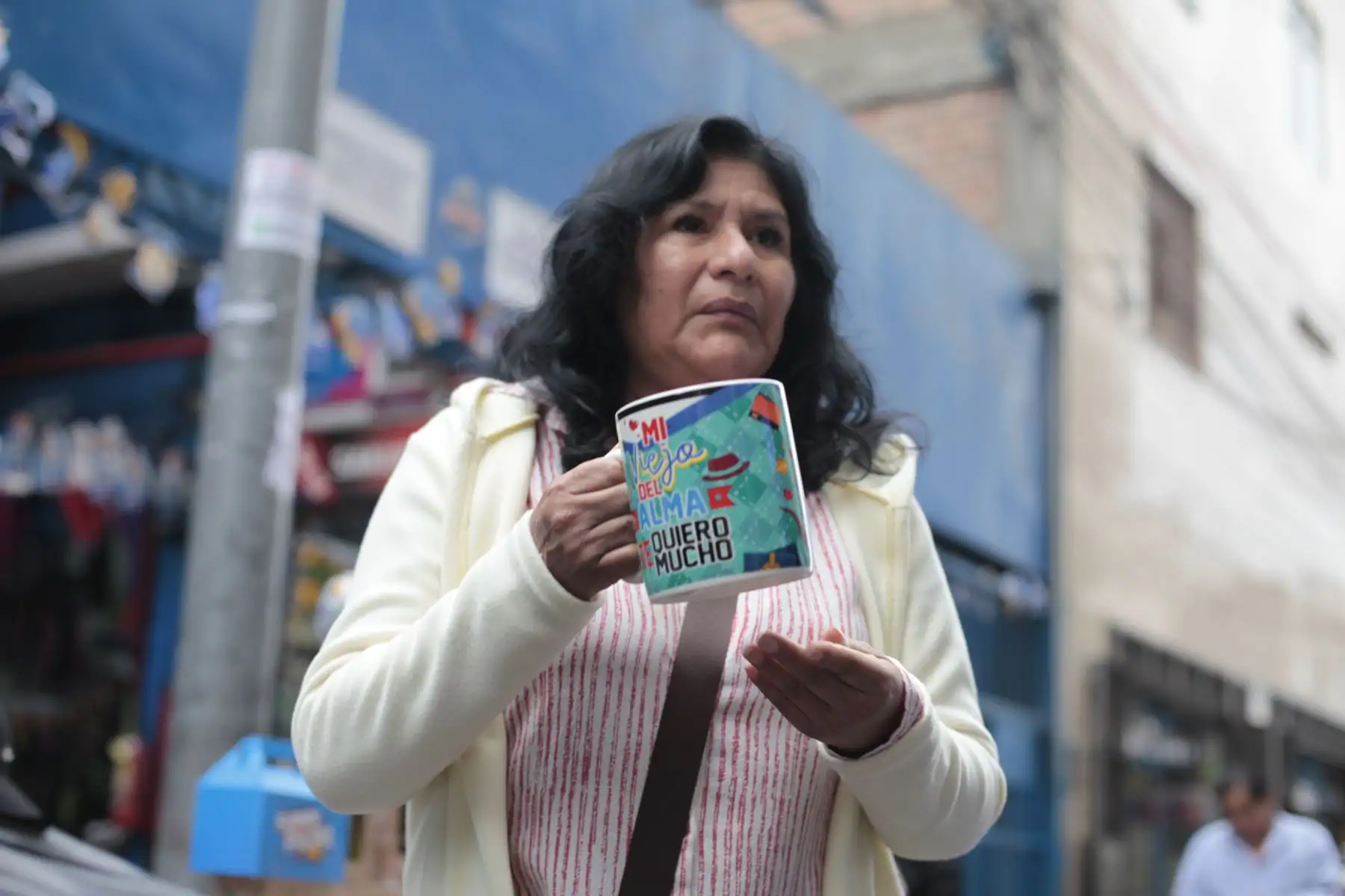 Preparativos por la Celebración del día del Padre. Tiendas comerciales con decorados alusivos, personas comprando regalos en el Centro de Lima. Foto:ANDINA / Lino Chipana