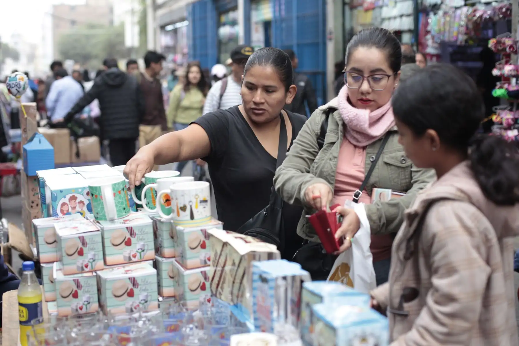 Preparativos por la Celebración del día del Padre. Tiendas comerciales con decorados alusivos, personas comprando regalos en el Centro de Lima. Foto:ANDINA / Lino Chipana