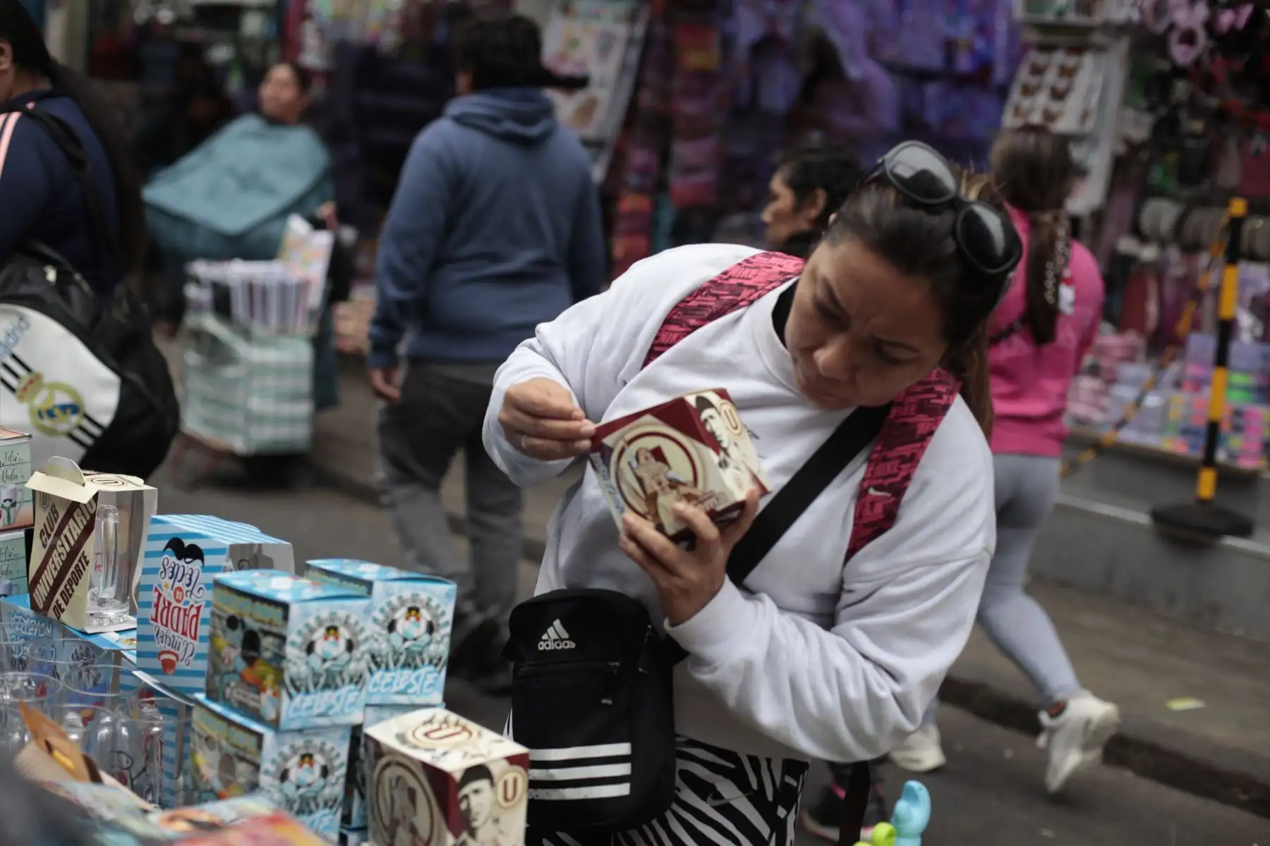 Preparativos por la Celebración del día del Padre. Tiendas comerciales con decorados alusivos, personas comprando regalos en el Centro de Lima. Foto:ANDINA / Lino Chipana