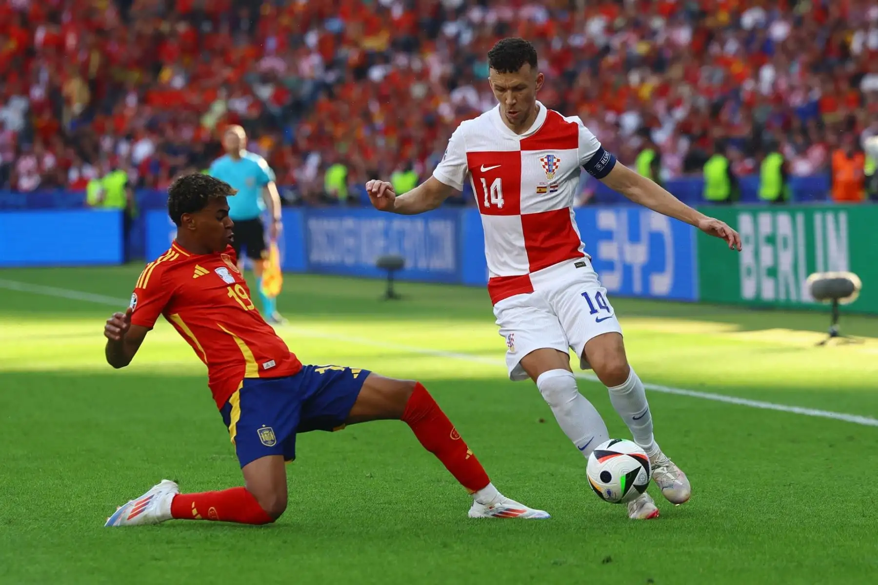 Ivan Perisic (R) de Croacia en acción contra Lamine Yamal de España durante el partido del grupo B de la UEFA EURO 2024 entre España y Croacia. EFE