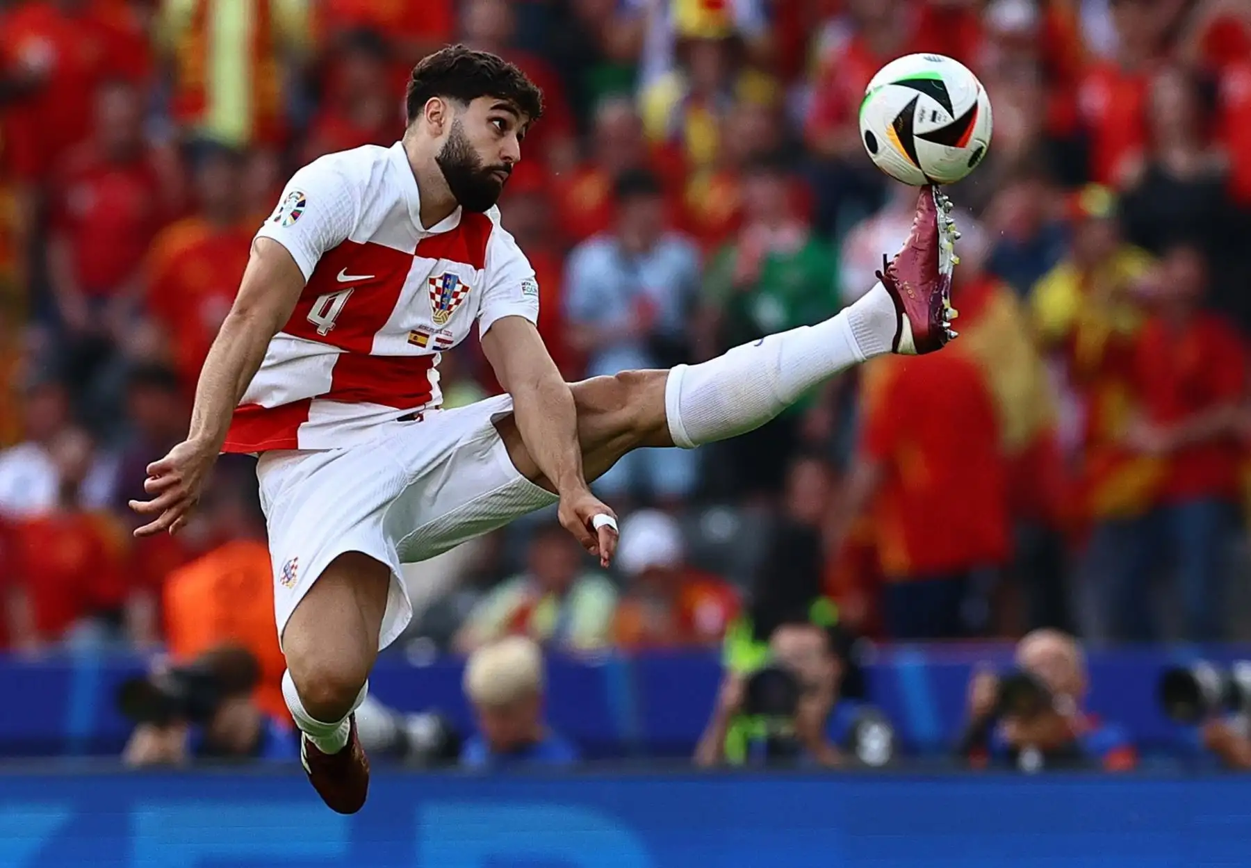 Josko Gvardiol de Croacia en acción durante el partido del grupo B de la UEFA EURO 2024 entre España y Croacia. EFE