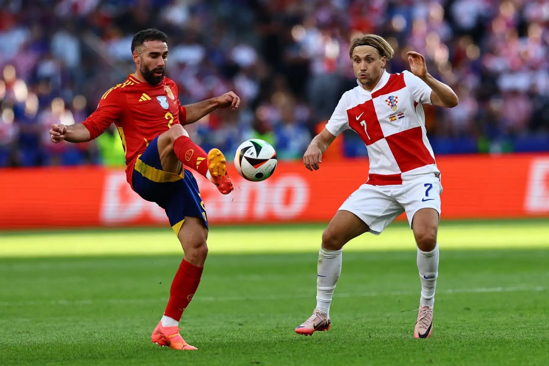 Dani Carvajal de España en acción contra Lovro Majer de Croacia durante el partido del grupo B de la UEFA EURO 2024 entre España y Croacia. EFE