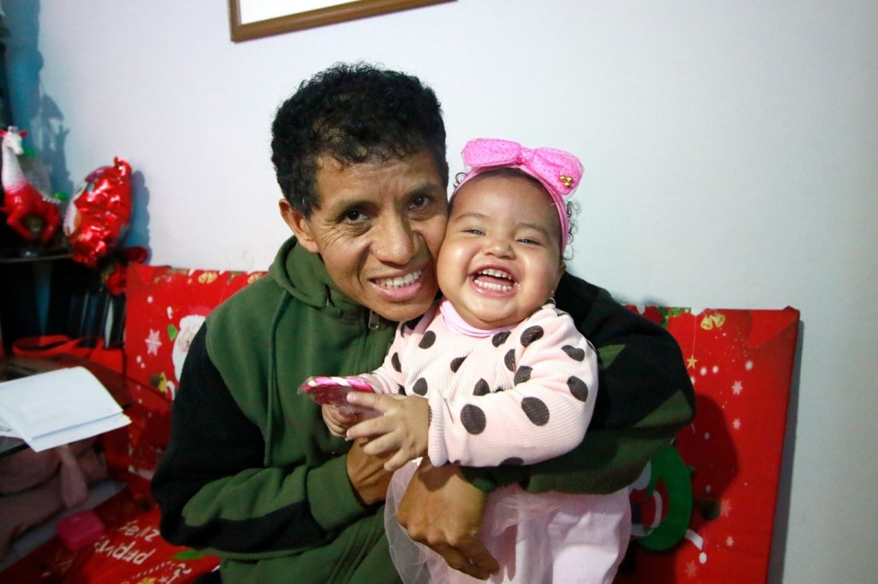 Raymundo Mamani Zamudio disfruta sus días junto a la risueña Luana Valentina, de un año de edad.