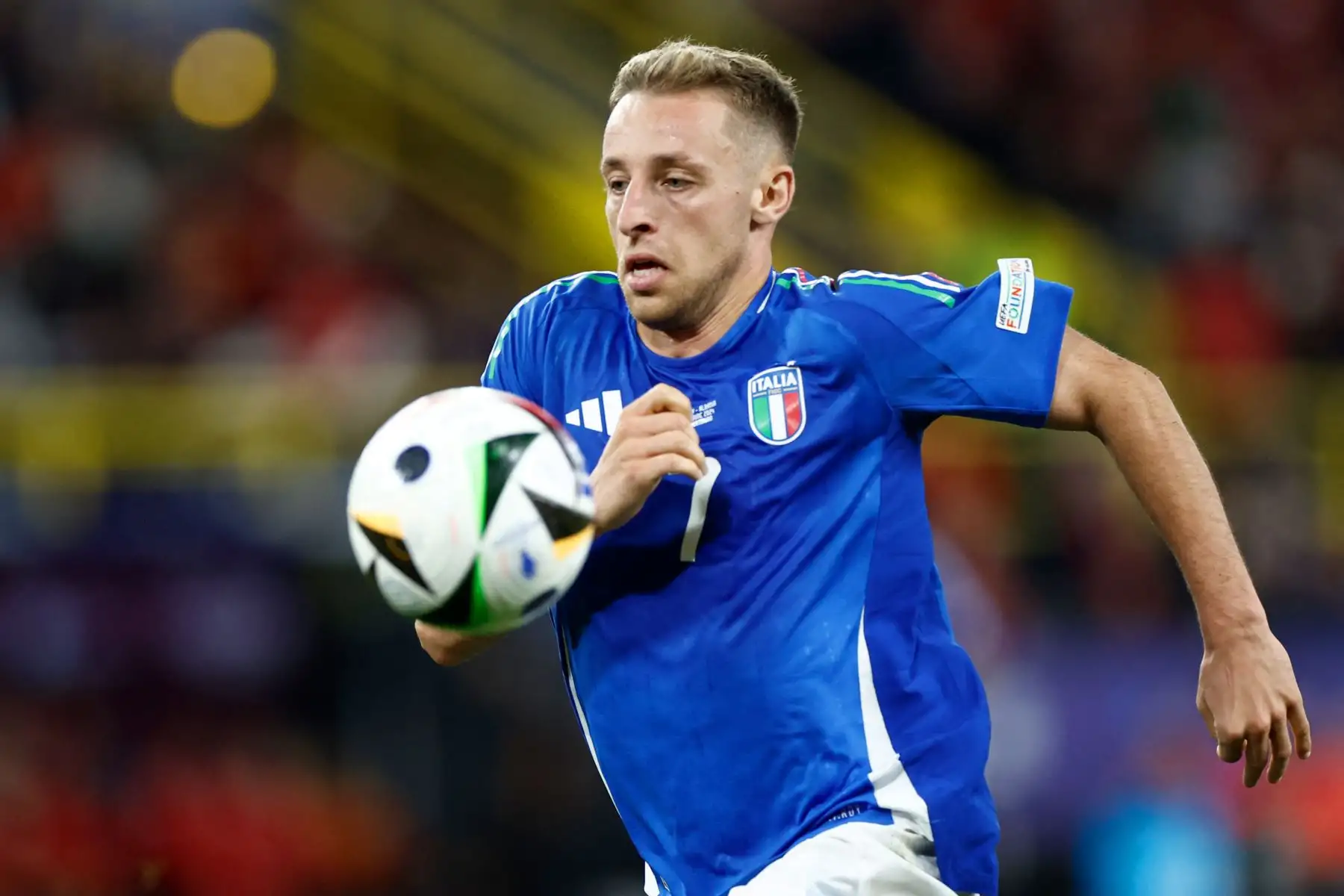 Centrocampista italiano, Davide Frattesi controla el balón durante el partido de fútbol del Grupo B de la UEFA Euro 2024 entre Italia y Albania en el BVB Stadion de Dortmund.
Foto: AFP