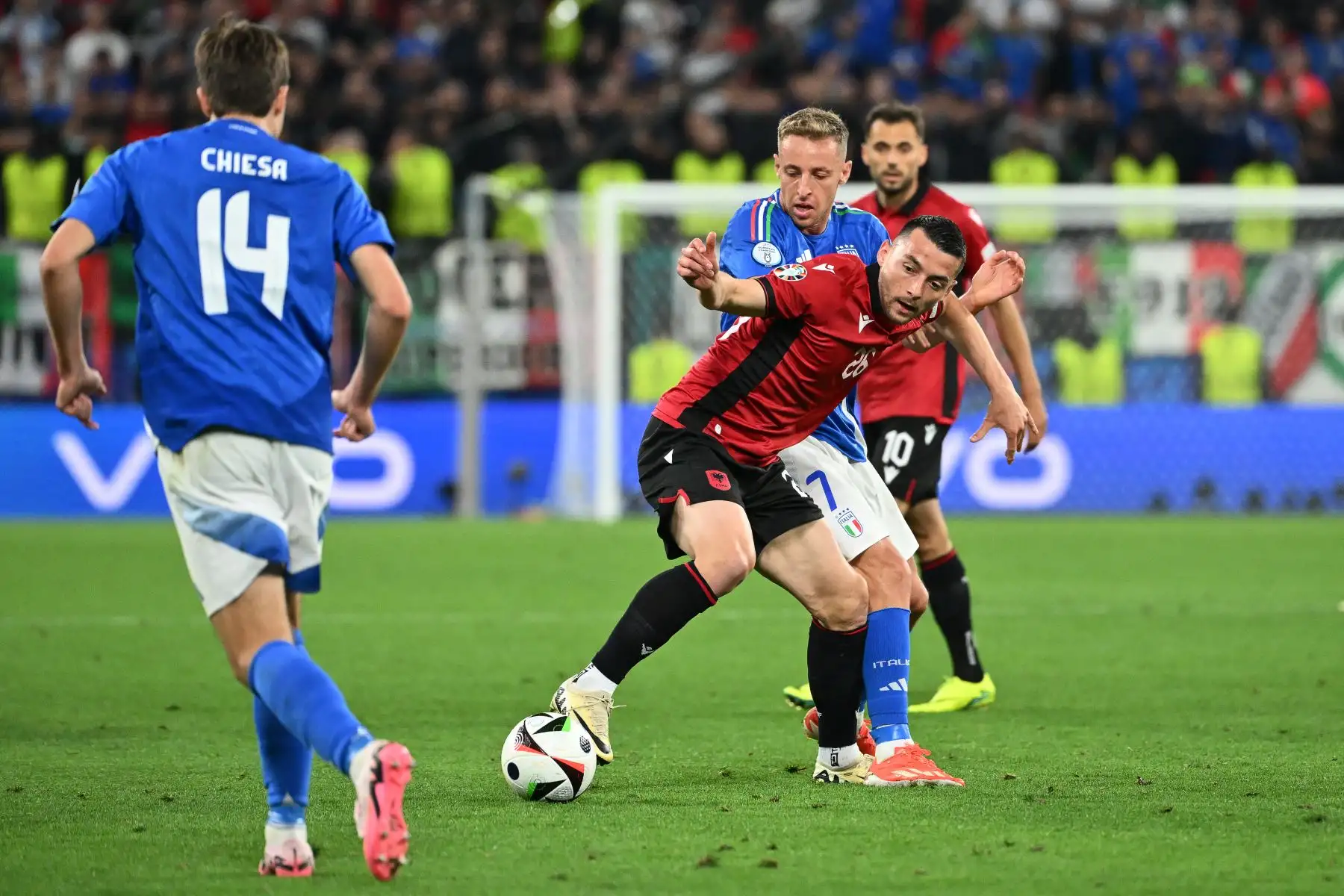 El delantero de Albania, Arber Hoxha lucha por el balón con el mediocampista italiano, Davide Frattesi durante el partido de fútbol del Grupo B de la UEFA Euro 2024 entre Italia y Albania en el BVB Stadion de Dortmund.
Foto: AFP