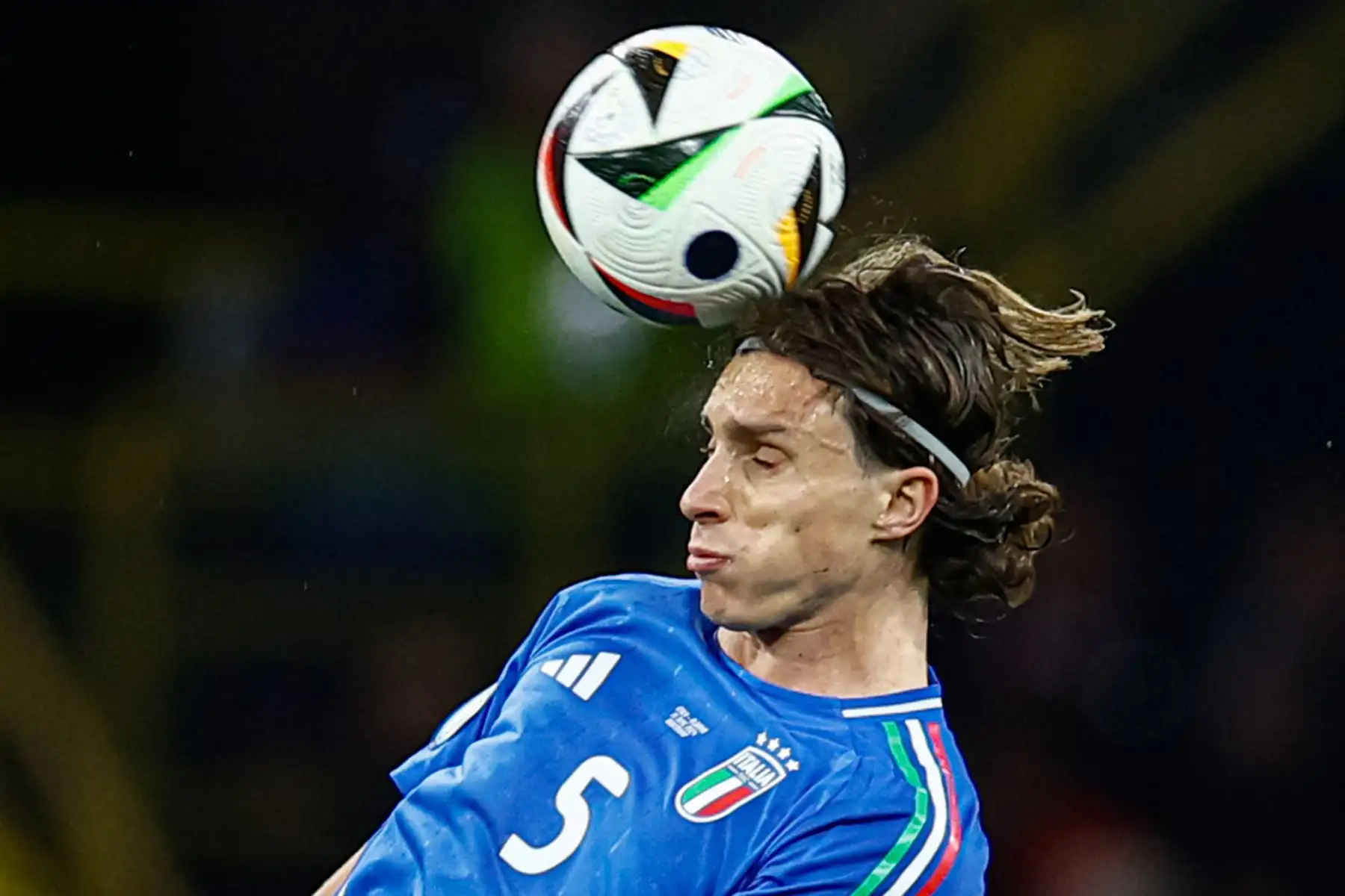 El defensor italiano, Riccardo Calafiori encabeza el balón durante el partido de fútbol del Grupo B de la UEFA Euro 2024 entre Italia y Albania en el BVB Stadion de Dortmund.
Foto: AFP