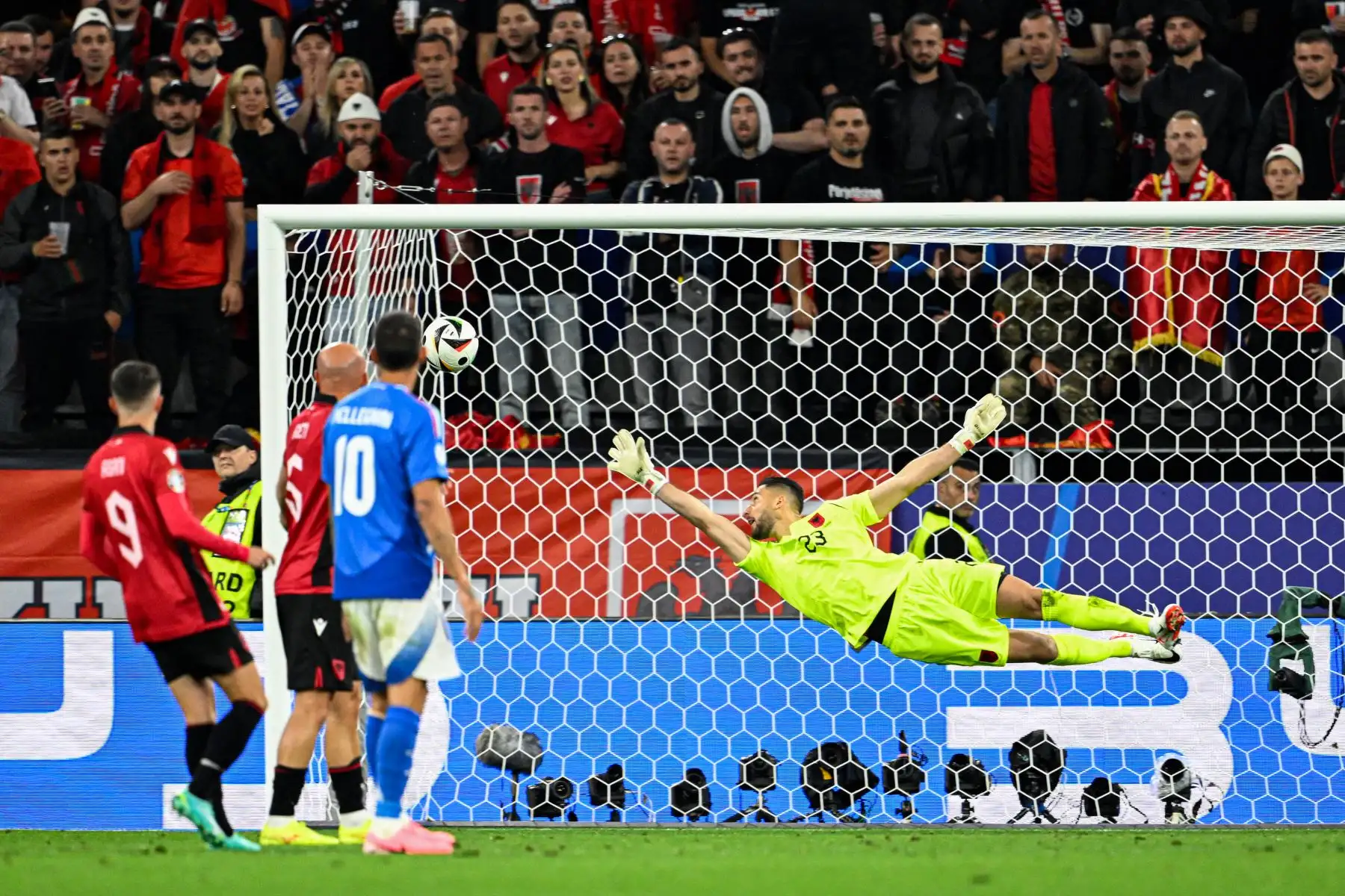 El portero de Albania, Thomas Strakosha se lanza hacia el balón durante el partido de fútbol del Grupo B de la UEFA Euro 2024 entre Italia y Albania en el BVB Stadion de Dortmund.
Foto: AFP