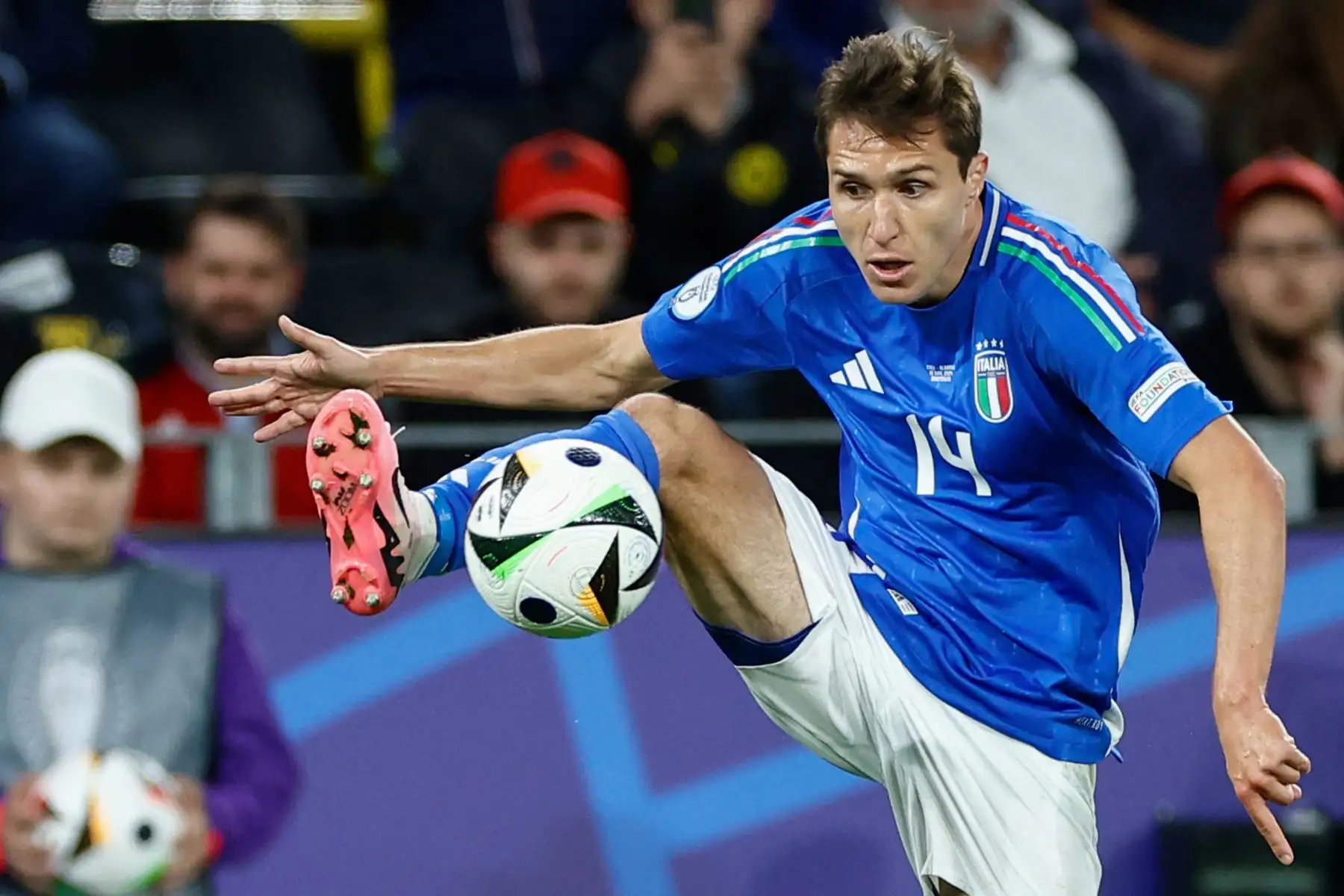 El delantero italiano, Federico Chiesa controla el balón durante el partido de fútbol del Grupo B de la UEFA Euro 2024 entre Italia y Albania en el BVB Stadion de Dortmund.
Foto: AFP