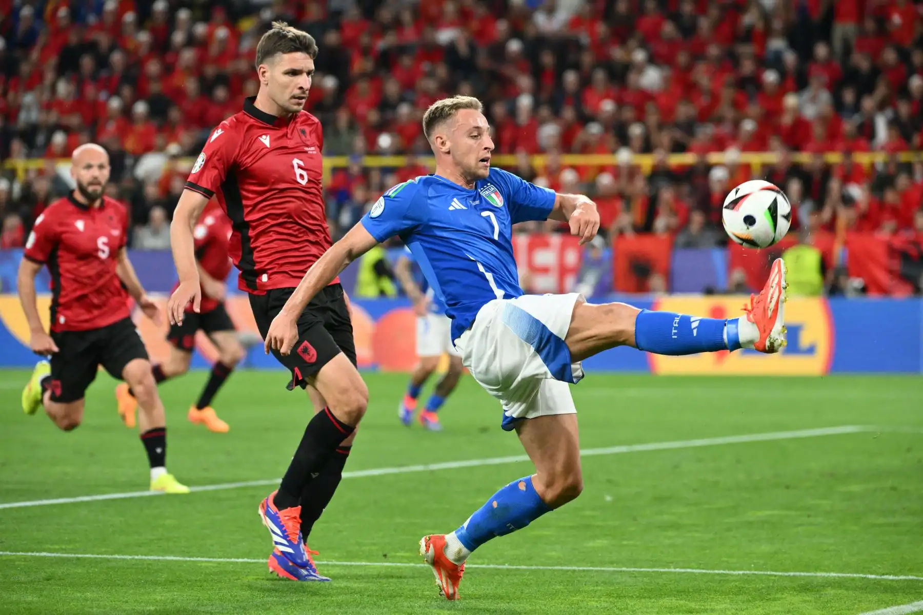 El centrocampista italiano, Davide Frattesi controla el balón durante el partido de fútbol del Grupo B de la UEFA Euro 2024 entre Italia y Albania en el BVB Stadion de Dortmund.
Foto: AFP