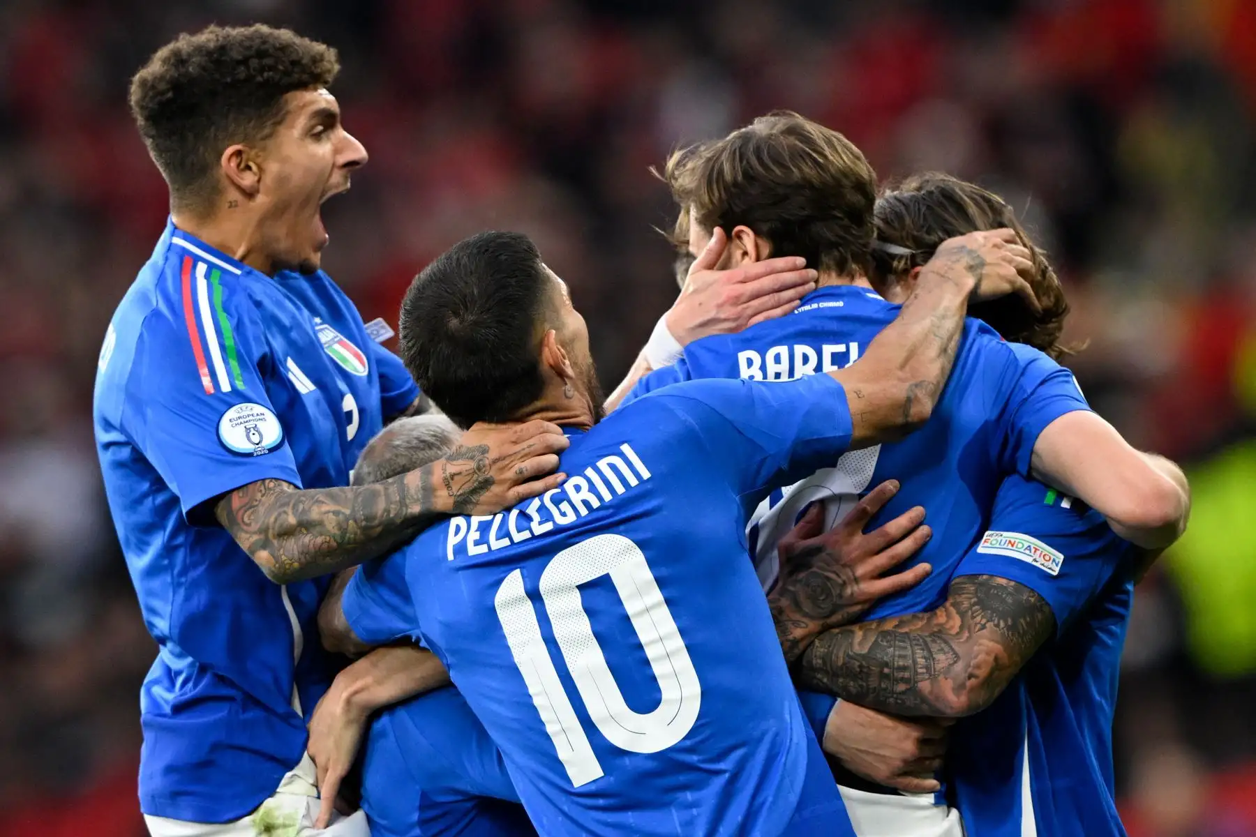 El centrocampista italiano, Nicolo Barella celebra con sus compañeros de equipo después de marcar el segundo gol de su equipo durante el partido de fútbol del Grupo B de la UEFA Euro 2024 entre Italia y Albania en el BVB Stadion de Dortmund.
Foto: AFP