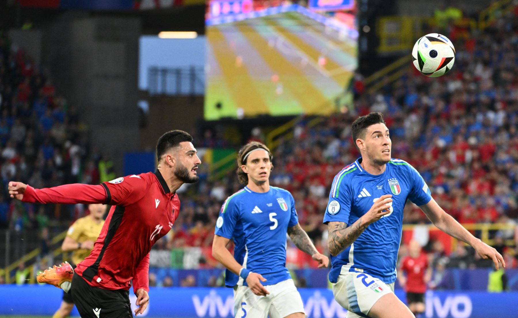 El defensor de Italia, Alessandro Bastoni, mira el balón junto al delantero de Albania, Armando Broja  durante el partido de fútbol del Grupo B de la UEFA Euro 2024 entre Italia y Albania en el BVB Stadion de Dortmund.
Foto: AFP
