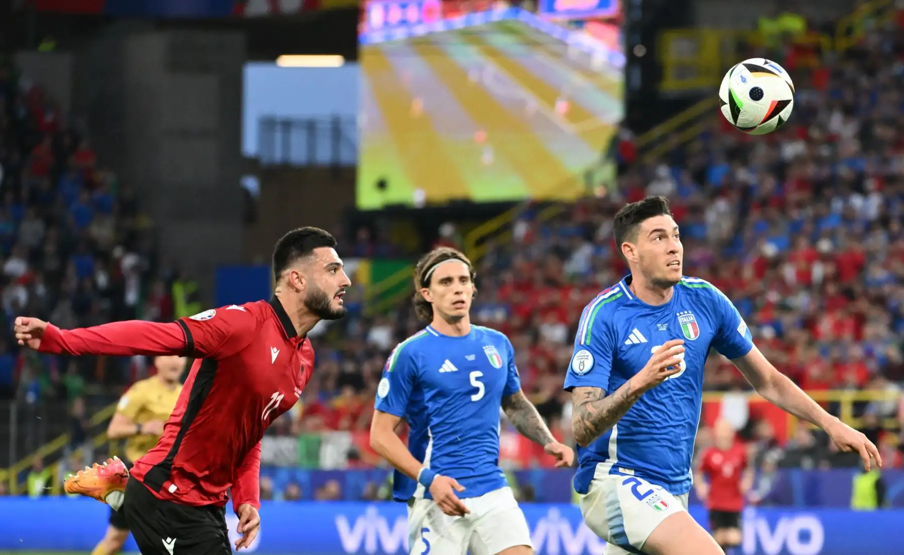 El defensor de Italia, Alessandro Bastoni, mira el balón junto al delantero de Albania, Armando Broja  durante el partido de fútbol del Grupo B de la UEFA Euro 2024 entre Italia y Albania en el BVB Stadion de Dortmund.
Foto: AFP
