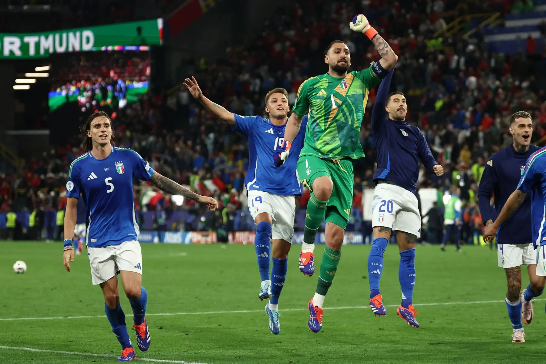 El defensor italiano, Riccardo Calafiori, el delantero italiano, Mateo Retegui, el portero italiano, Gianluigi Donnarumma y el delantero italiano, Mattia Zaccagni celebran después de ganar el partido de fútbol del Grupo B de la UEFA Euro 2024 entre Italia y Albania en el BVB Estadio de Dortmund.
Foto: AFP