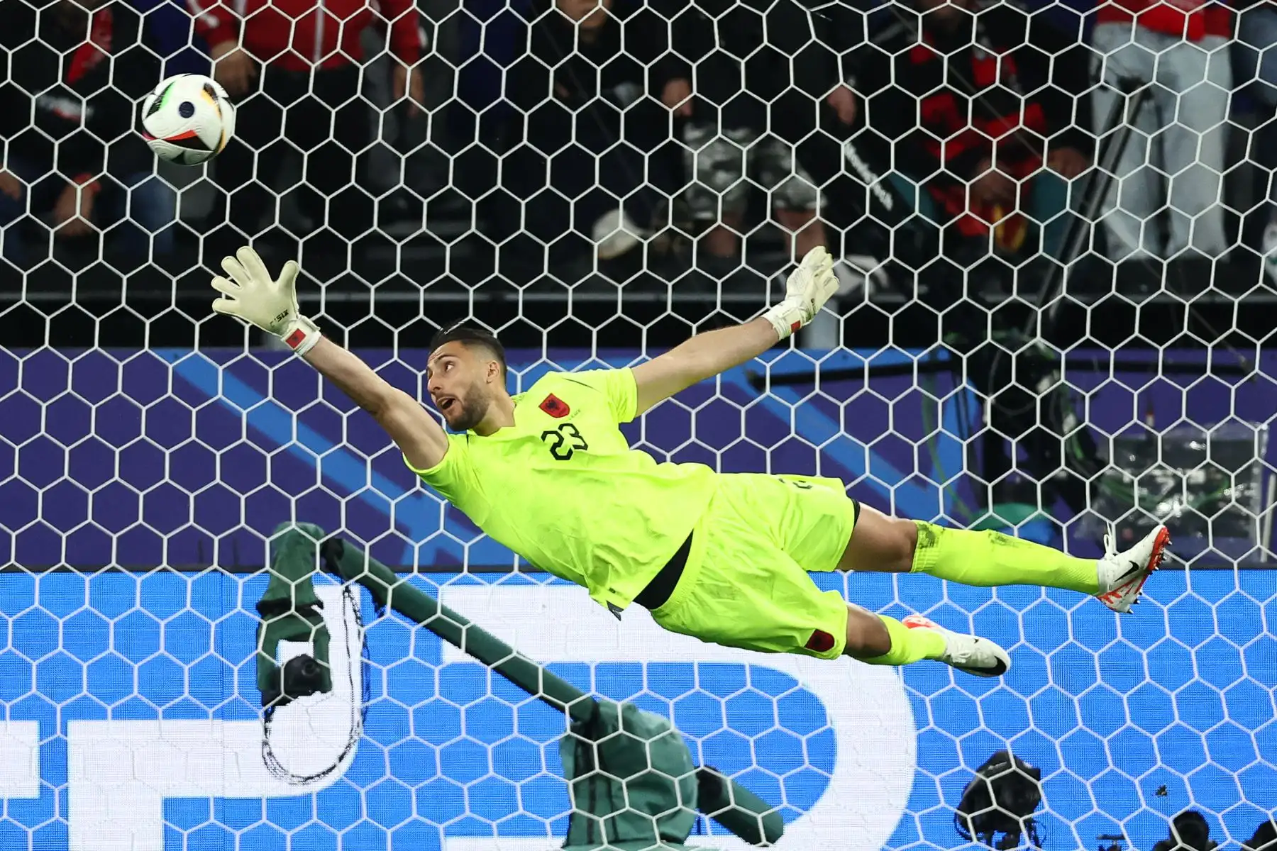 El portero de Albania ,Thomas Strakosha desvía el balón durante el partido de fútbol del Grupo B de la UEFA Euro 2024 entre Italia y Albania en el BVB Stadion de Dortmund.
Foto: AFP