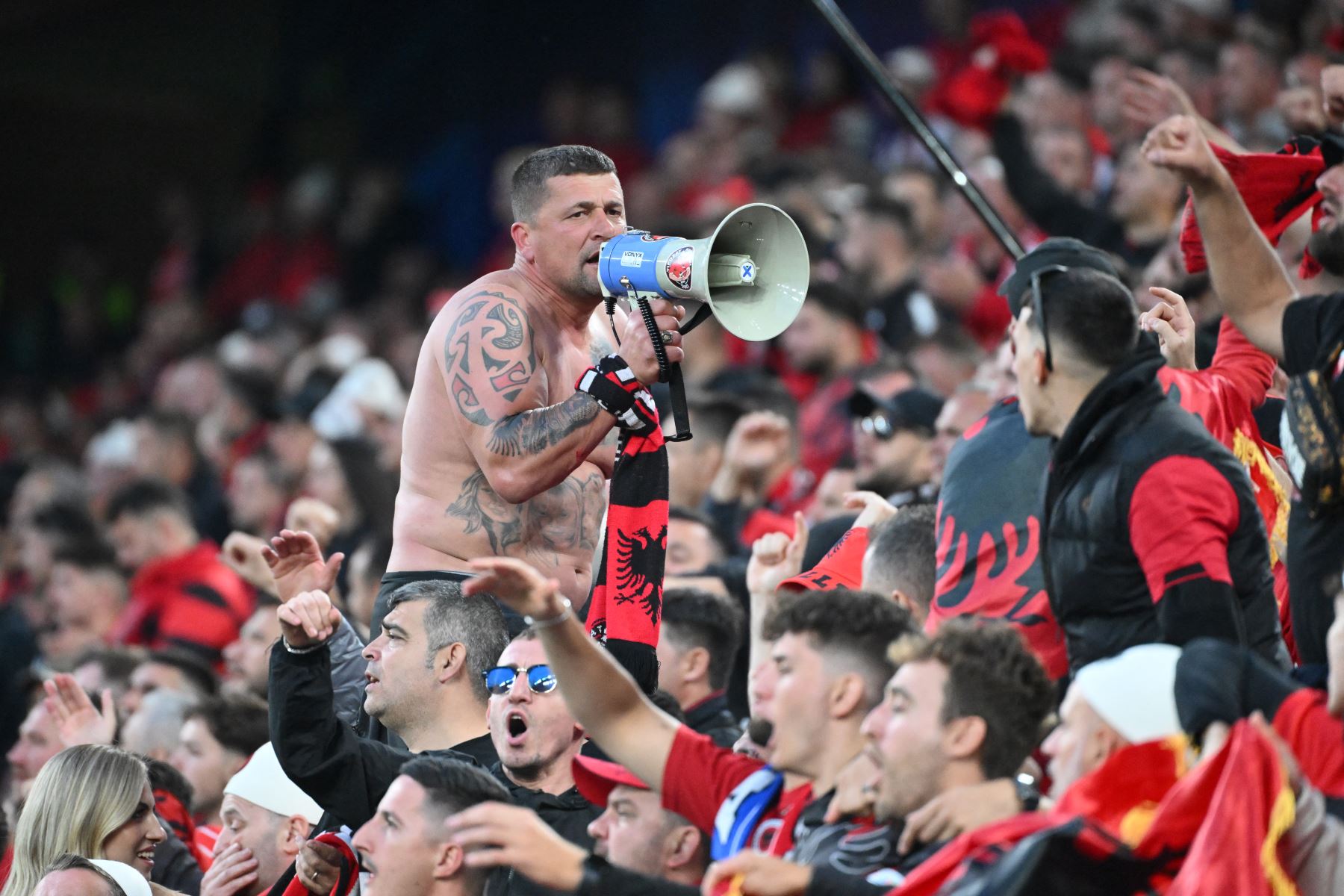 Un seguidor de Albania usa un megáfono durante el partido de fútbol del Grupo B de la UEFA Euro 2024 entre Italia y Albania en el BVB Stadion de Dortmund.
Foto: AFP