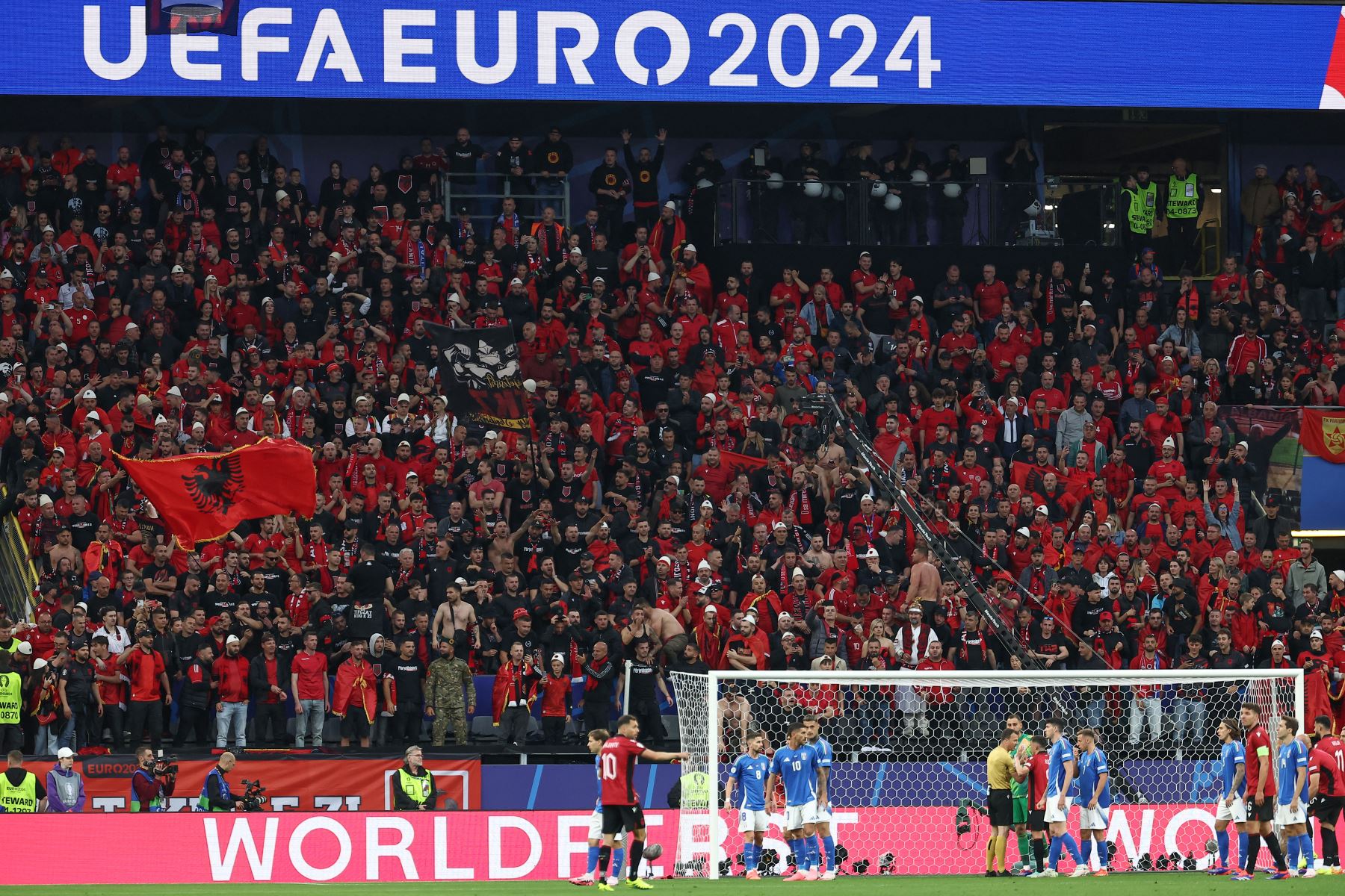 Los seguidores de Albania asisten al partido de fútbol del Grupo B de la UEFA Euro 2024 entre Italia y Albania en el BVB Stadion de Dortmund.
Foto: AFP