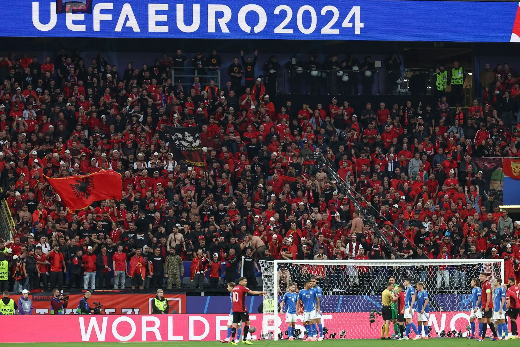 Los seguidores de Albania asisten al partido de fútbol del Grupo B de la UEFA Euro 2024 entre Italia y Albania en el BVB Stadion de Dortmund.
Foto: AFP