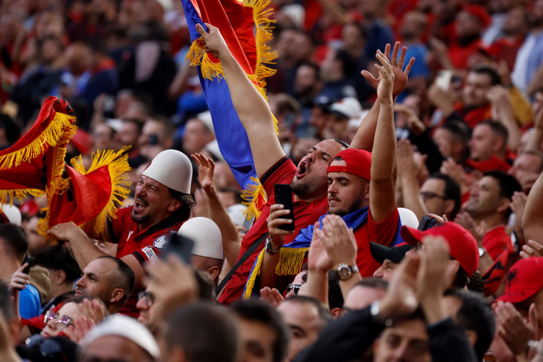 Los seguidores de Albania gesticulan antes del partido de fútbol del Grupo B de la UEFA Euro 2024 entre Italia y Albania en el BVB Stadion de Dortmund.
Foto: AFP