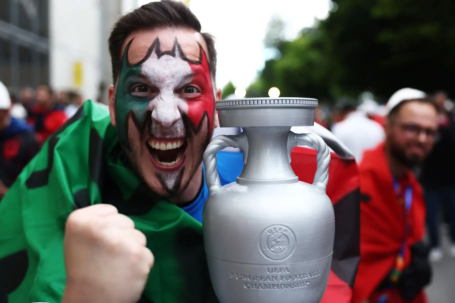 Un aficionado de Italia celebra con una réplica del trofeo de la UEFA antes del partido de fútbol del Grupo B de la UEFA Euro 2024 entre Italia y Albania en el BVB Stadion de Dortmund, Alemania occidental.
Foto: AFP