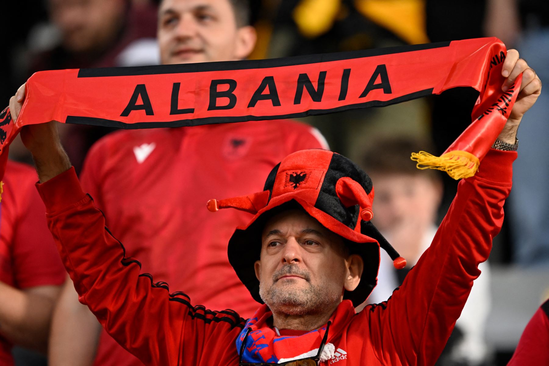 Un aficionado de Albania aplaude desde una tribuna antes del partido de fútbol del Grupo B de la UEFA Euro 2024 entre Italia y Albania en el BVB Stadion de Dortmund.
Foto: AFP