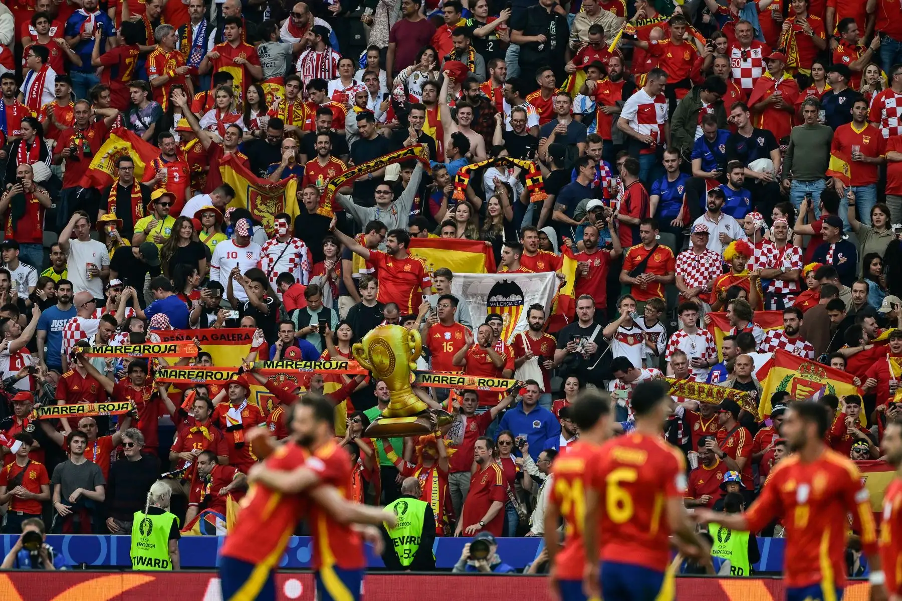 Los seguidores de España celebran después del partido de fútbol del Grupo B de la UEFA Euro 2024 entre España y Croacia en el Olympiastadion de Berlín.
Foto: AFP