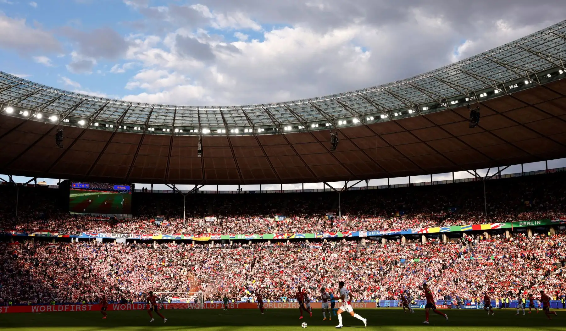 El defensor croata, Marin Pongracic corre con el balón durante el partido de fútbol del Grupo B de la UEFA Euro 2024 entre España y Croacia en el Olympiastadion de Berlín.
Foto: AFP