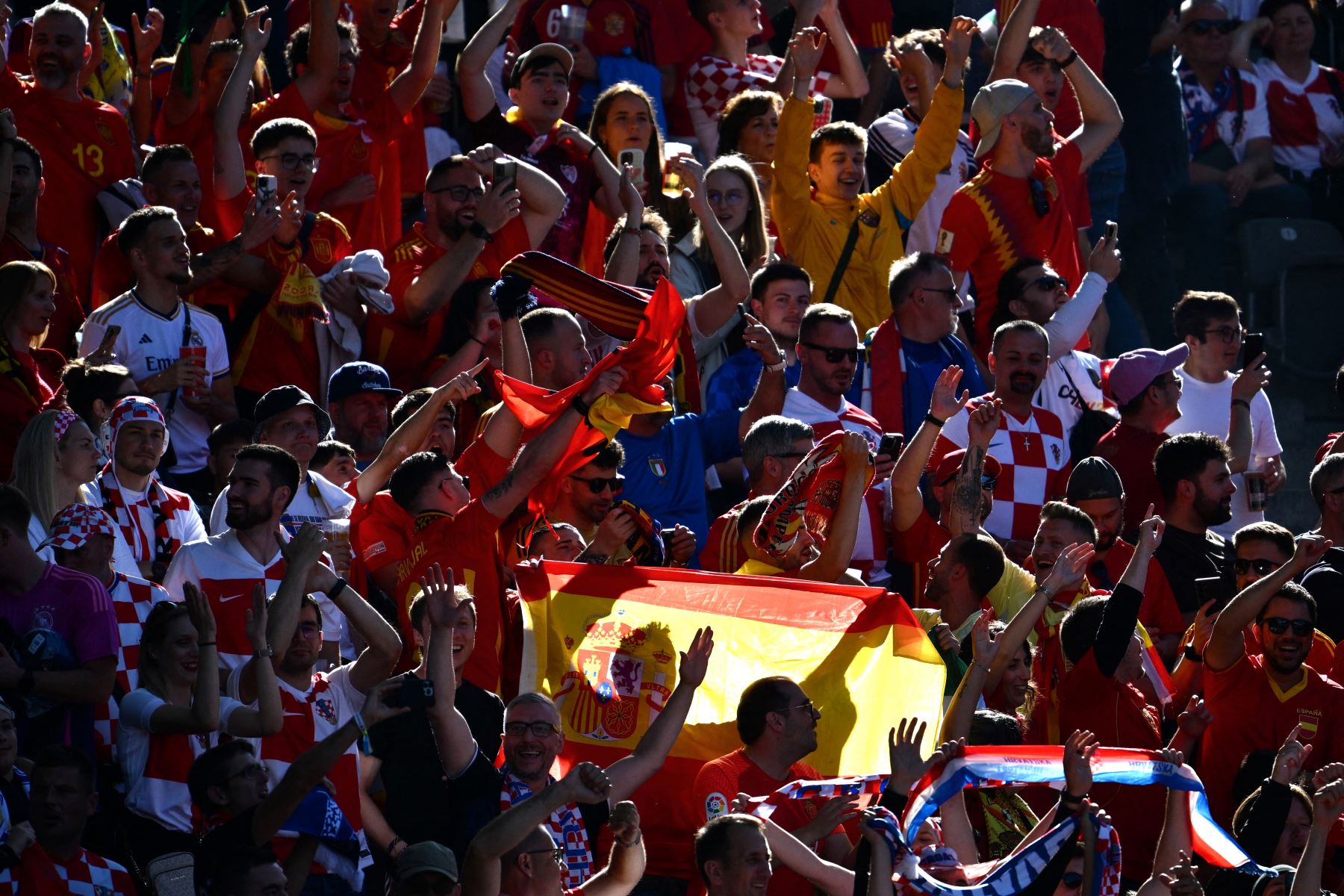 Los seguidores de España aplauden antes del partido de fútbol del Grupo B de la UEFA Euro 2024 entre España y Croacia en el Olympiastadion de Berlín.
Foto: AFP