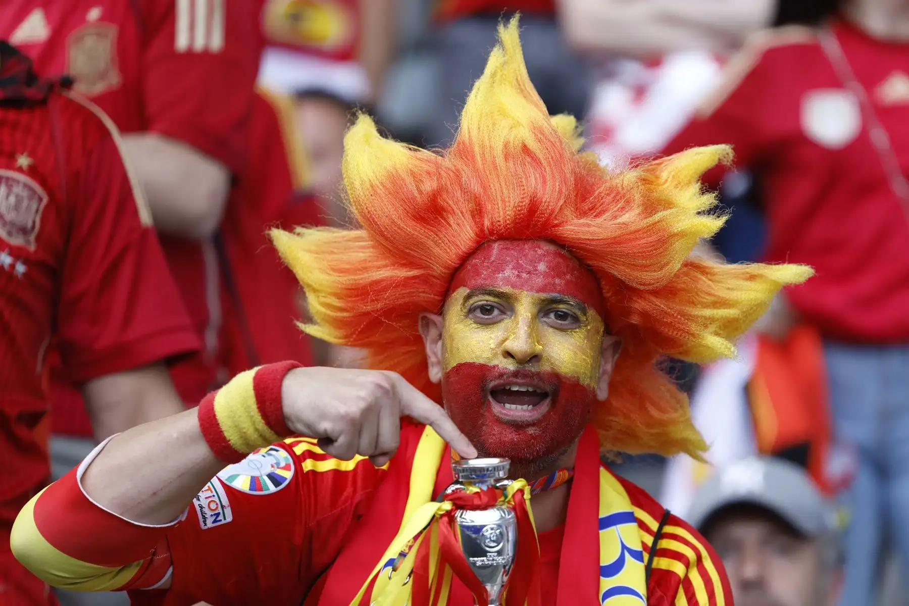 Un seguidor de España posa antes del partido de fútbol del Grupo B de la UEFA Euro 2024 entre España y Croacia en el Olympiastadion de Berlín.
Foto: AFP