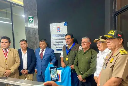 La nueva central está equipada con tecnología de vanguardia, incluyendo monitores y servidores de alta capacidad.