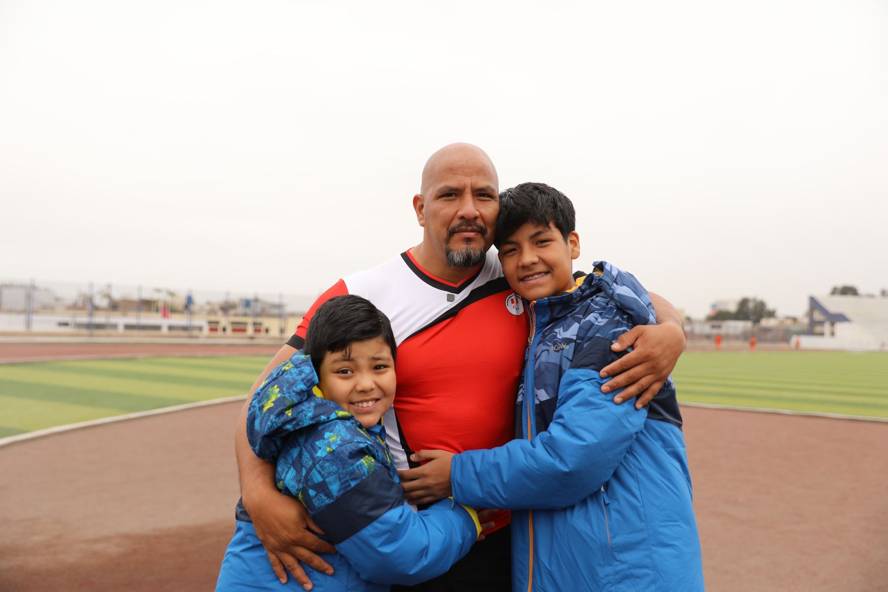 Carlos Felipa siempre está pendiente de sus hijos a pesar de que constantemente sale a competir al extranjero