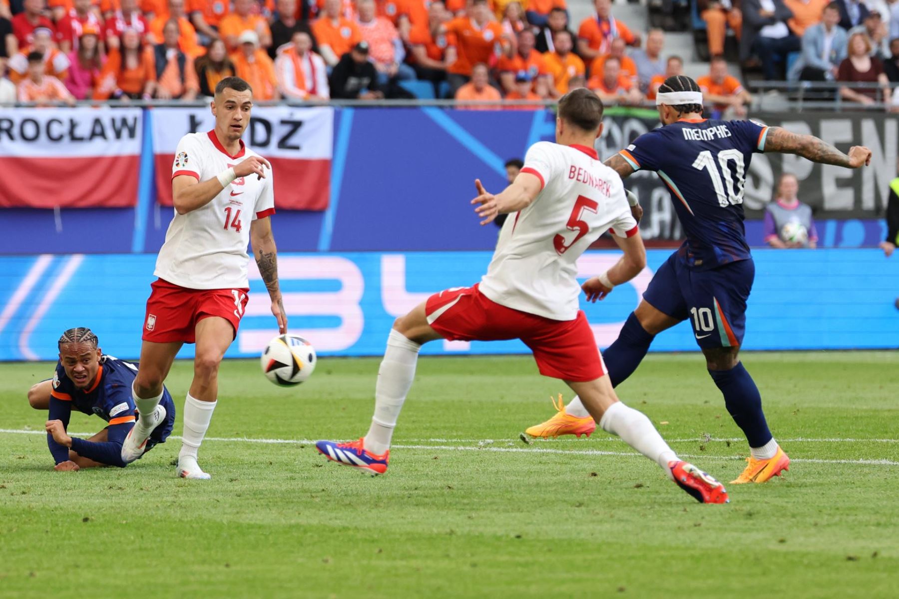 Memphis Depay de Holanda dispara a portería durante el partido del grupo D de la UEFA EURO 2024 entre Polonia y Holanda, en Hamburgo. EFE