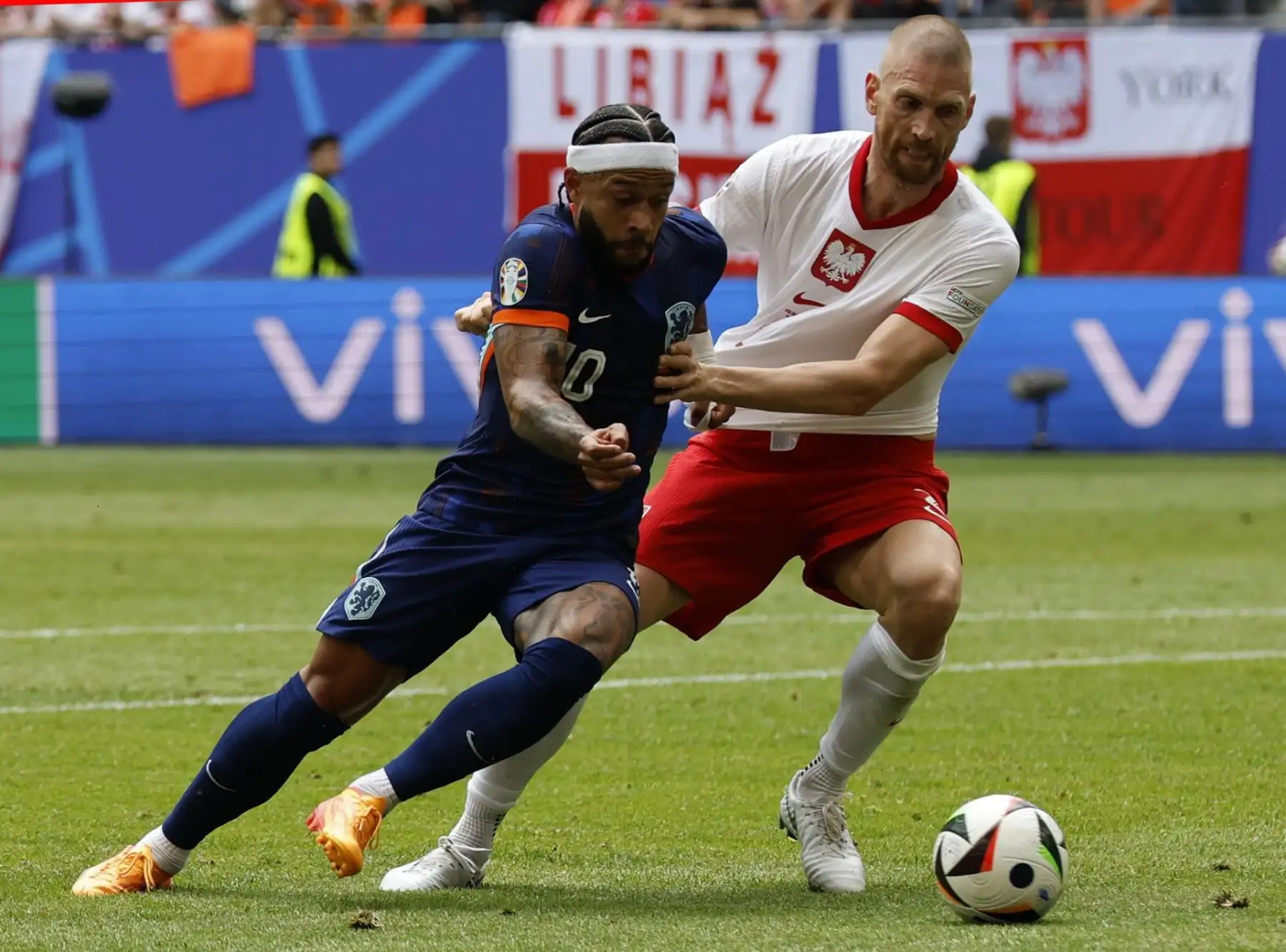 Memphis Depay de Holanda y Bartozs Salamon de Polonia  en acción durante el partido del grupo D de la UEFA EURO 2024 entre Polonia y Holanda, en Hamburgo. EFE