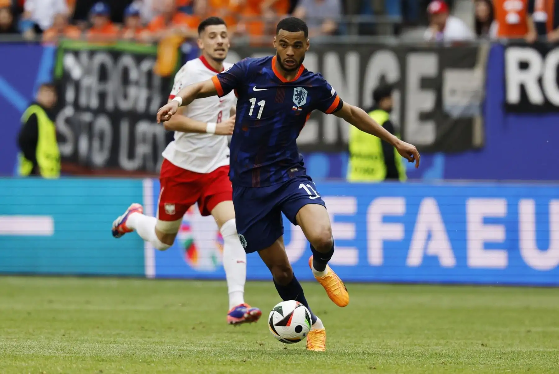 Cody Gakpo de Holanda en acción durante el partido del grupo D de la UEFA EURO 2024 entre Polonia y Holanda. EFE