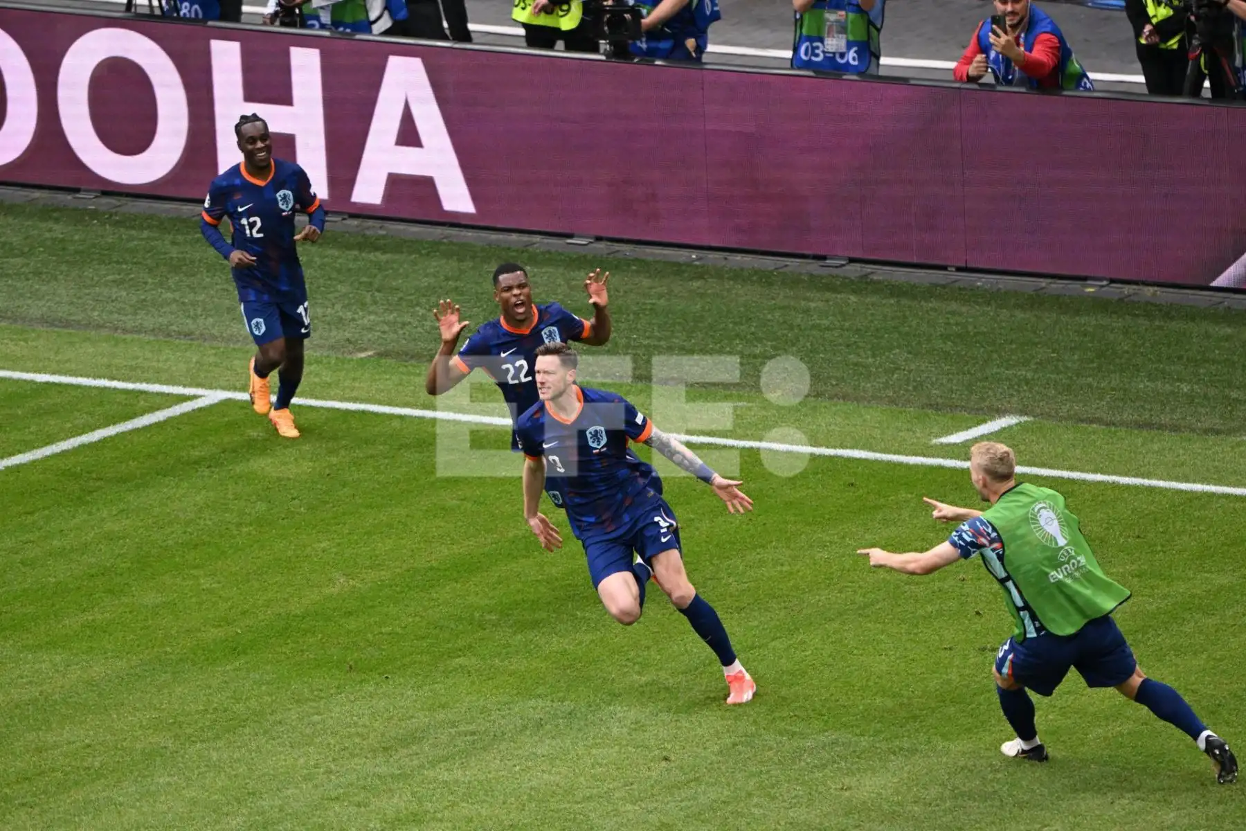Wout Weghorst  de Holanda celebra marcar el segundo gol de su equipo durante el partido de fútbol del grupo D de la UEFA EURO 2024 entre Polonia y Holanda. EFE