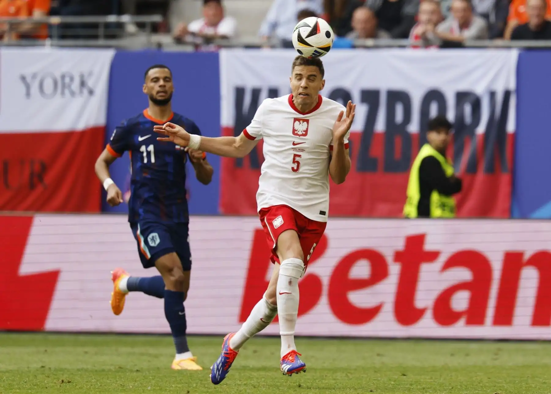 Cody Gakpo de Holanda y Jan Bednarek de Polonia en acción durante el partido del grupo D de la UEFA EURO 2024 entre Polonia y Holanda, en Hamburgo. EFE