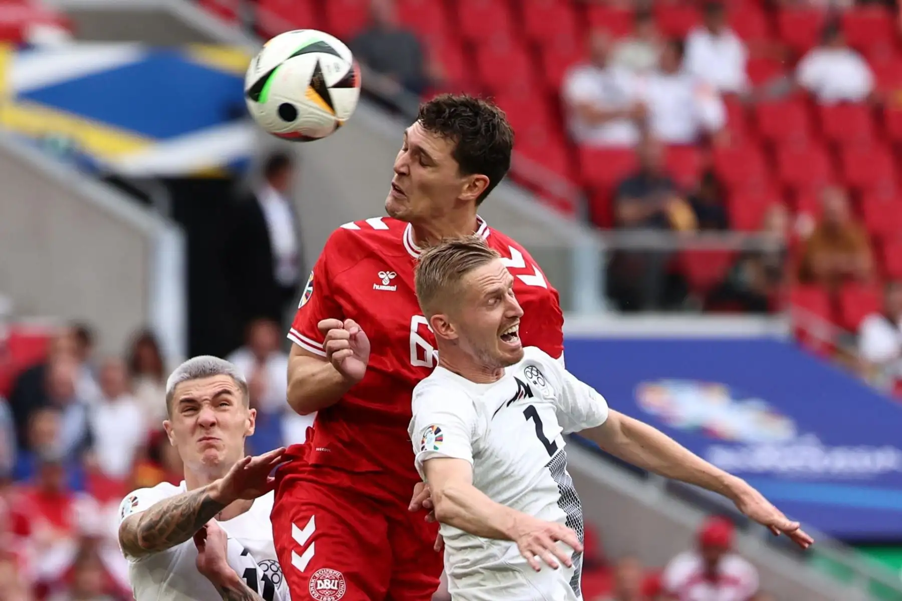 Andreas Christensen  de Dinamarca y Zan Karnicnik  de Eslovenia en acción durante el partido de fútbol del Grupo C de la UEFA EURO 2024 entre Eslovenia y Dinamarca, en Stuttgart. Foto: EFE