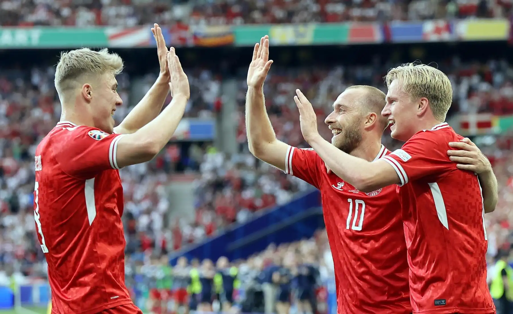 Christian Eriksen de Dinamarca celebra con sus compañeros tras anotar el 1-0 durante el partido de fútbol del Grupo C de la UEFA EURO 2024 entre Eslovenia y Dinamarca. EFE