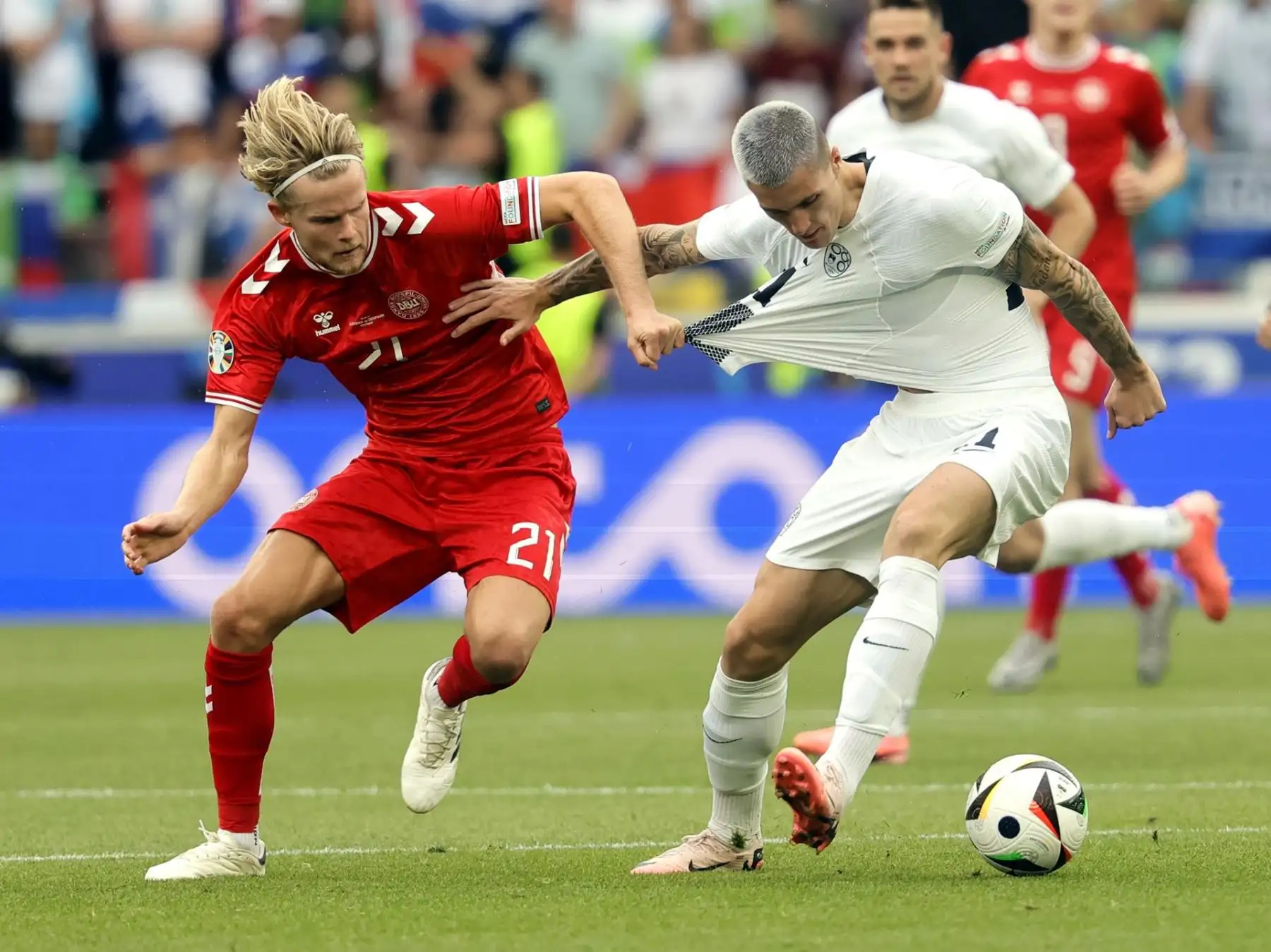 Morten Hjulmand de Dinamarca y Benjamin Sesko de Eslovenia en acción durante el partido de fútbol del Grupo C de la UEFA EURO 2024 entre Eslovenia y Dinamarca. EFE
