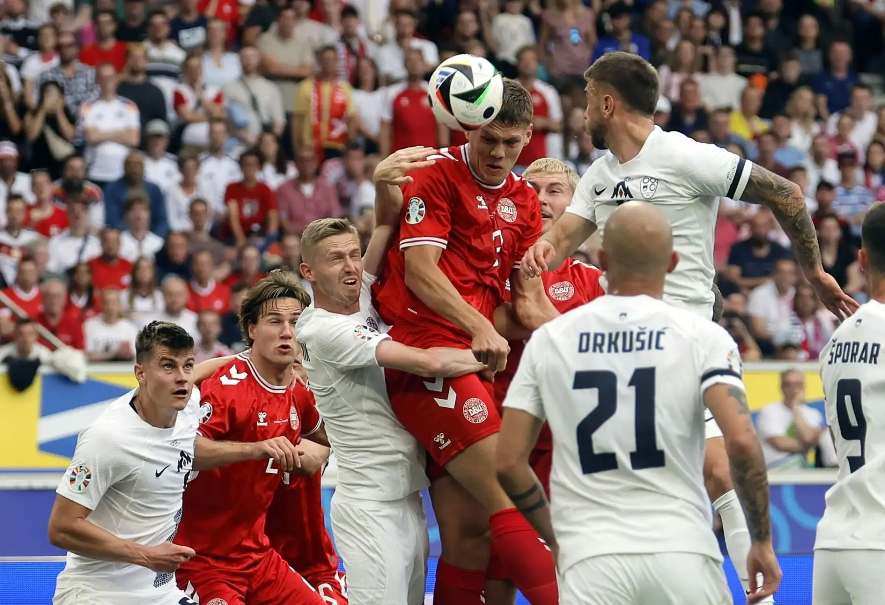 Jannik Vestergaard de Dinamarca encabeza el balón durante el partido de fútbol del Grupo C de la UEFA EURO 2024 entre Eslovenia y Dinamarca, en Stuttgart, Alemania. EFE