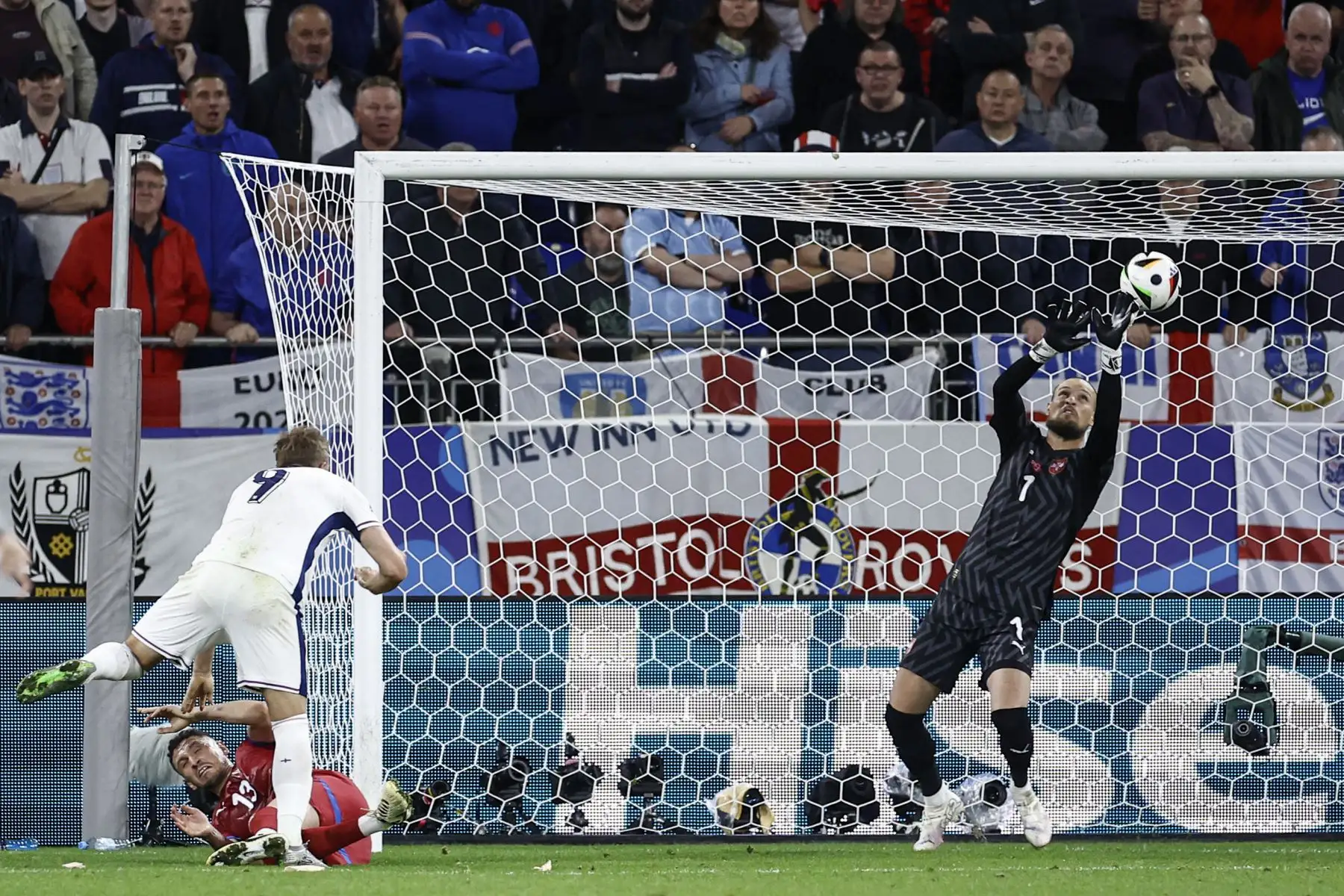 El delantero de Inglaterra, Harry Kane tiene su cabezazo salvado por el portero de Serbia, Predrag Rajkovic durante el partido de fútbol del Grupo C de la UEFA Euro 2024 entre Serbia e Inglaterra en el Arena AufSchalke en Gelsenkirchen.
Foto: AFP