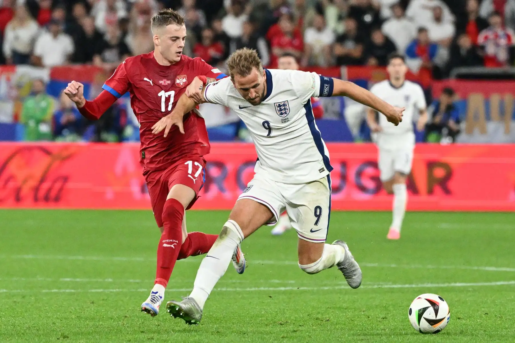 El delantero de Inglaterra, Harry Kane y el mediocampista de Serbia, Ivan Ilic compiten por el balón durante el partido de fútbol del Grupo C de la UEFA Euro 2024 entre Serbia e Inglaterra en el Arena AufSchalke en Gelsenkirchen.
Foto: AFP