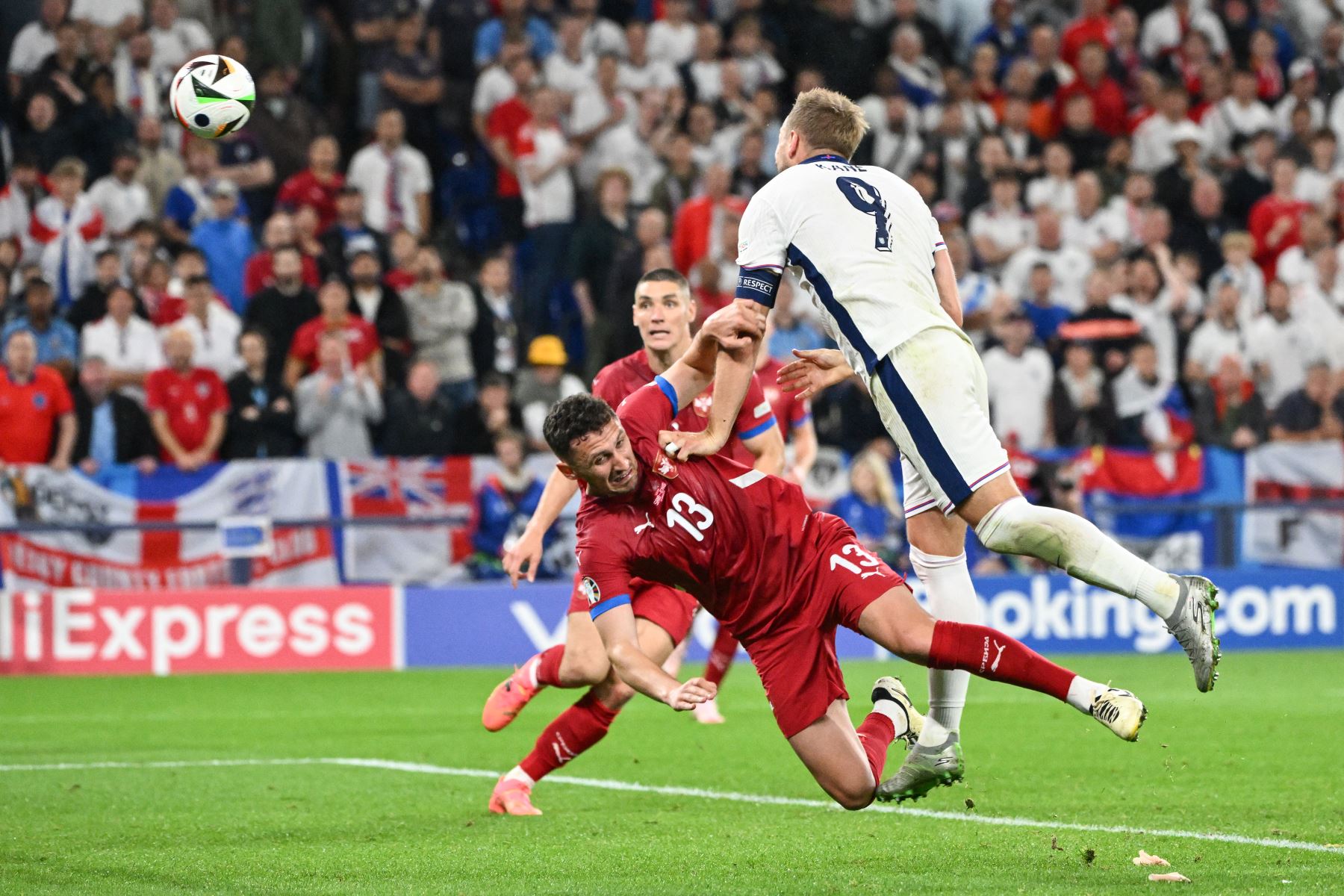 El delantero de Inglaterra, Harry Kane se levanta para cabecear el balón junto al defensor de Serbia,  Milos Veljkovic durante el partido de fútbol del Grupo C de la UEFA Euro 2024 entre Serbia e Inglaterra en el Arena AufSchalke en Gelsenkirchen.
Foto: AFP