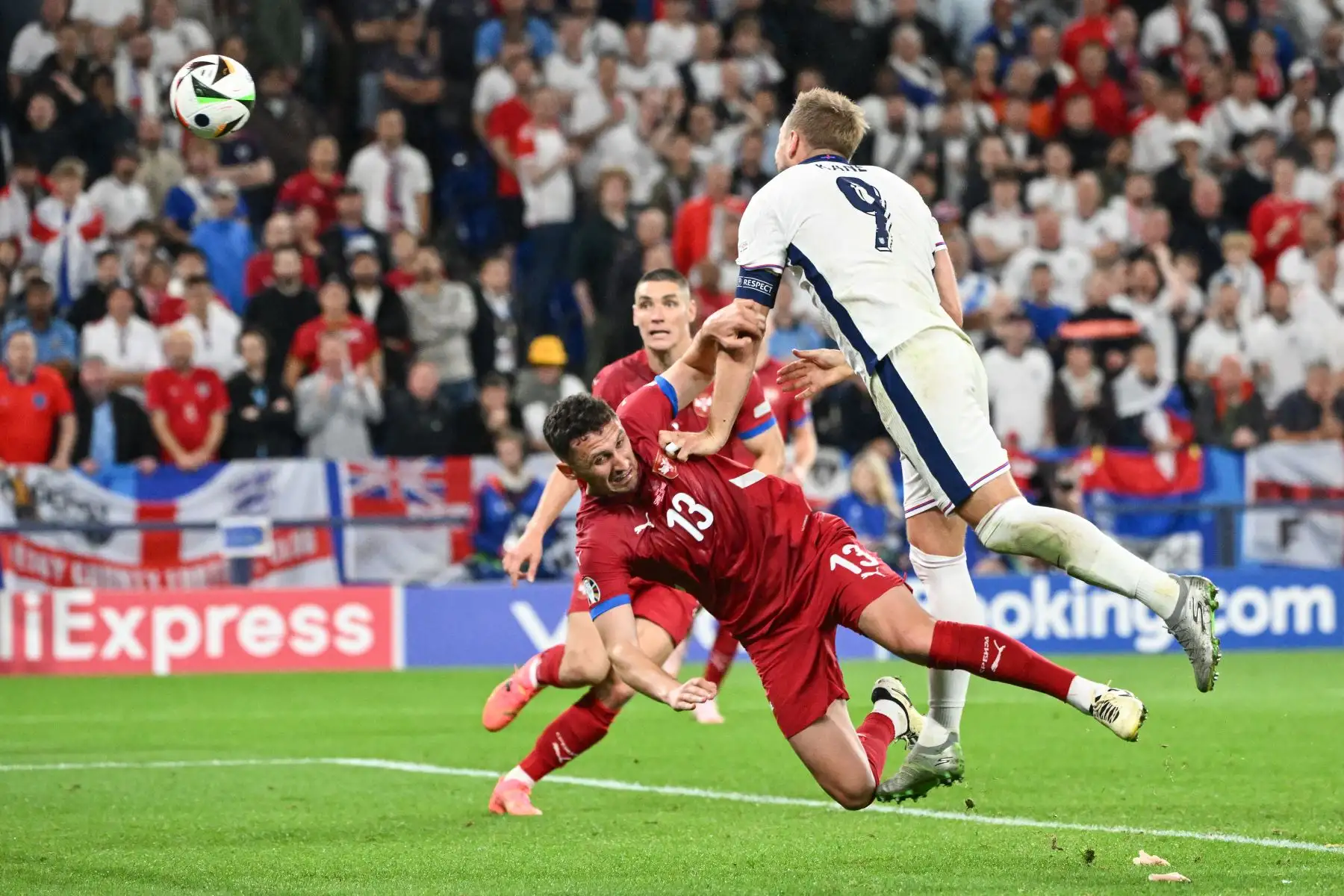 El delantero de Inglaterra, Harry Kane se levanta para cabecear el balón junto al defensor de Serbia,  Milos Veljkovic durante el partido de fútbol del Grupo C de la UEFA Euro 2024 entre Serbia e Inglaterra en el Arena AufSchalke en Gelsenkirchen.
Foto: AFP