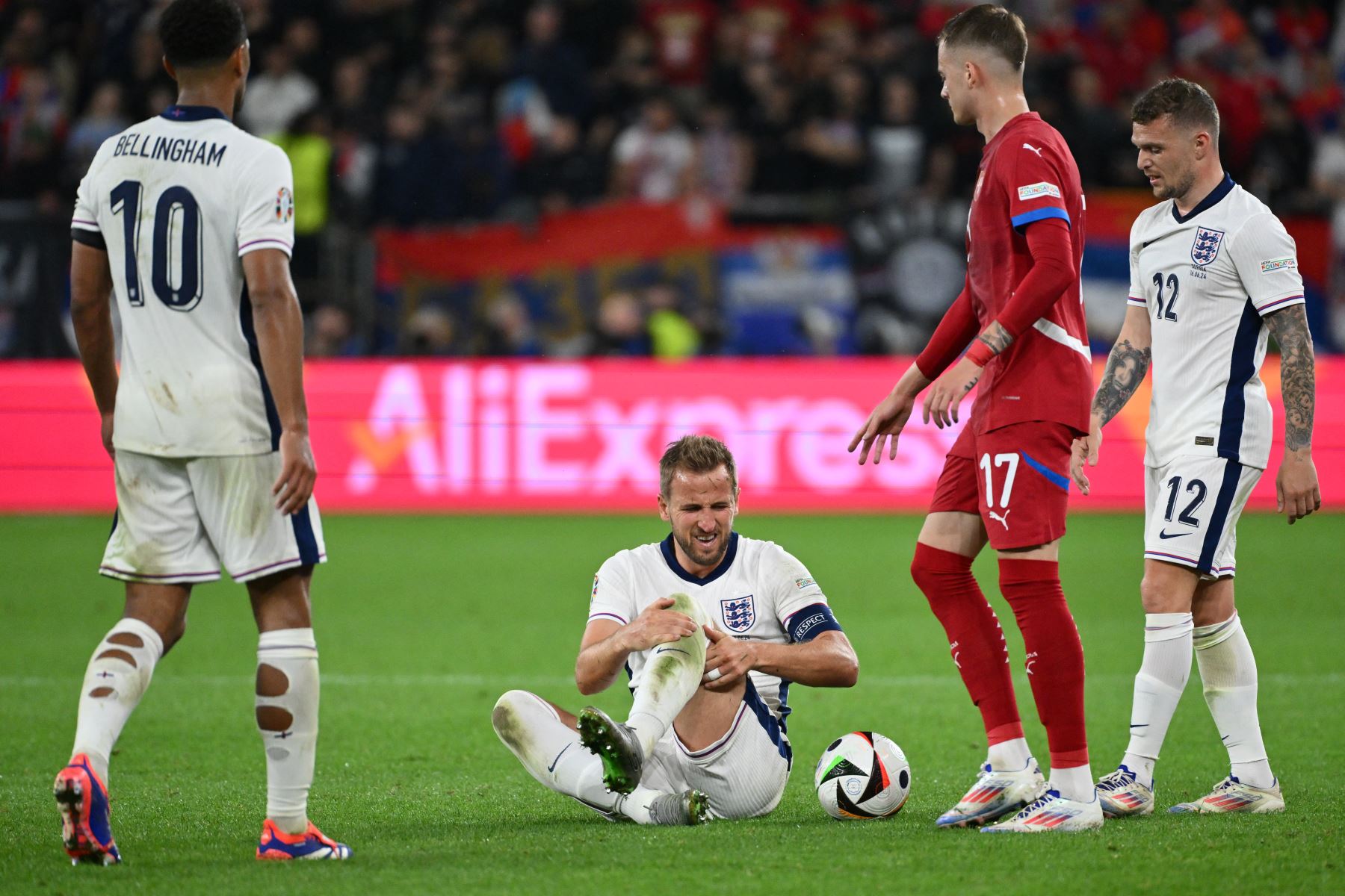El delantero de Inglaterra, Harry Kane sostiene su pierna después de un golpe durante el partido de fútbol del Grupo C de la UEFA Euro 2024 entre Serbia e Inglaterra en el Arena AufSchalke en Gelsenkirchen.
Foto: AFP