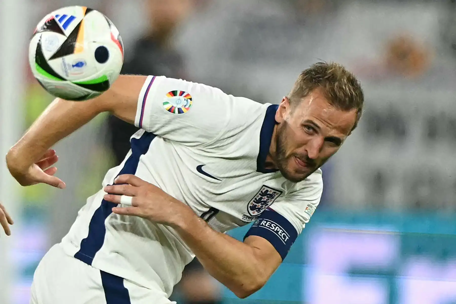 El delantero de Inglaterra, Harry Kane mira el balón durante el partido de fútbol del Grupo C de la UEFA Euro 2024 entre Serbia e Inglaterra en el Arena AufSchalke en Gelsenkirchen.
Foto:AFP