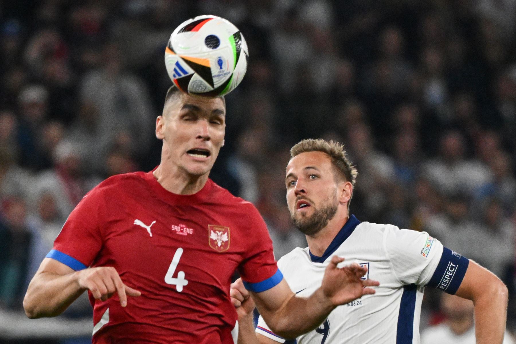 El defensor serbio, Nikola Milenkovic encabeza el balón junto al delantero inglés, Harry Kane durante el partido de fútbol del Grupo C de la UEFA Euro 2024 entre Serbia e Inglaterra en el Arena AufSchalke en Gelsenkirchen.
Foto: AFP